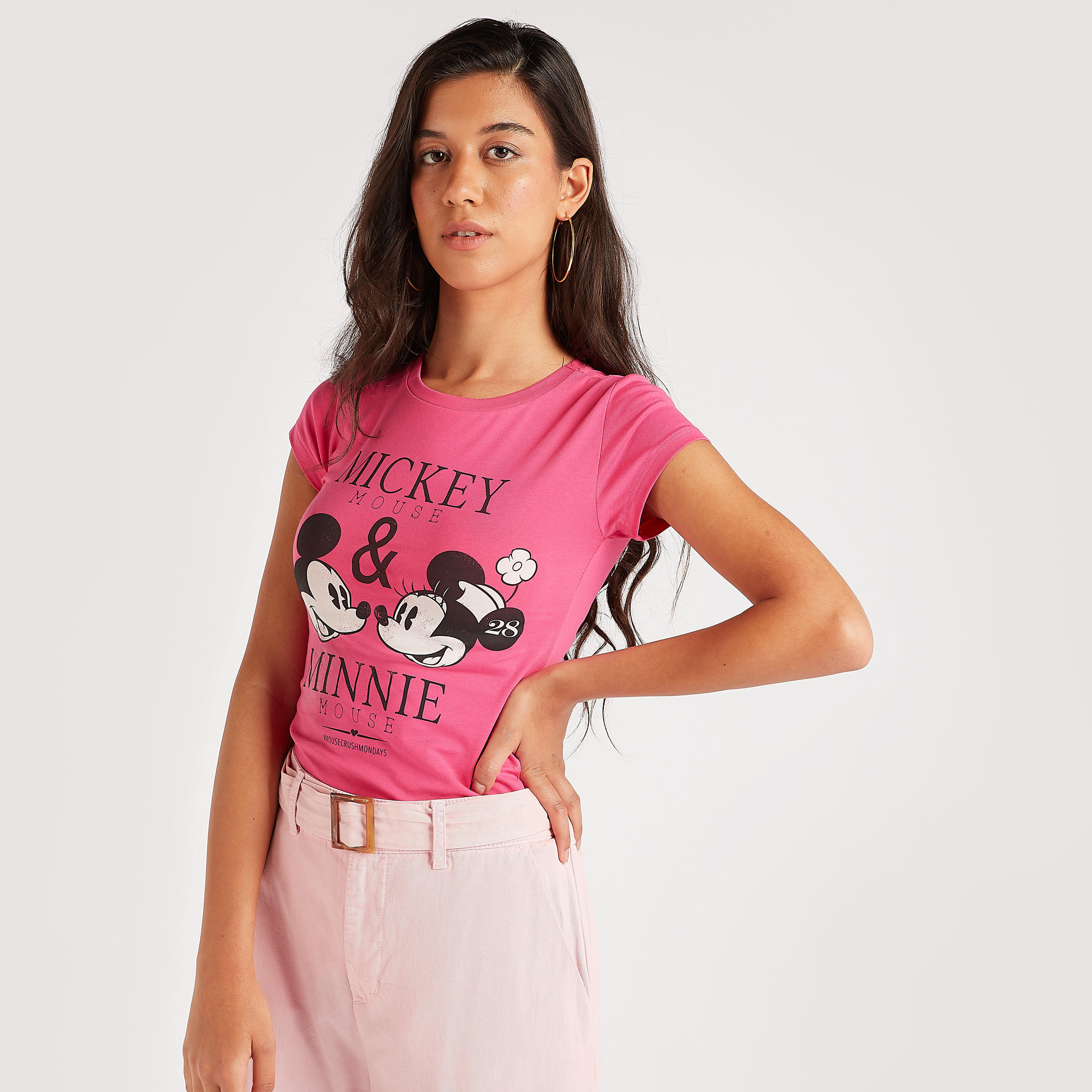 تيشيرت بياقة ضيّقة وطبعات ميكي وميني ماوس-women-clothing-tshirts-image-1