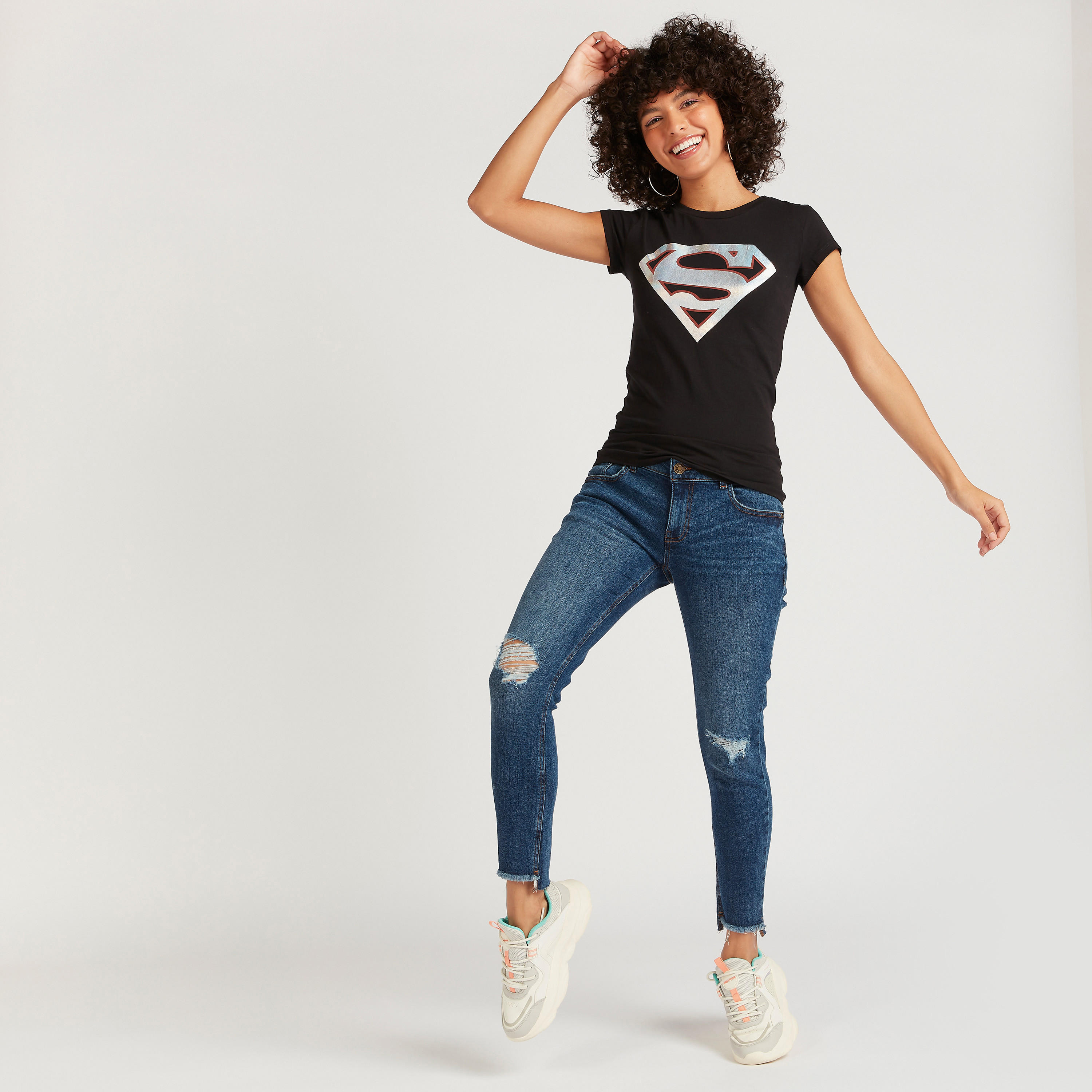 تيشيرت بياقة ضيّقة وأكمام قصيرة وطبعات سوبرمان-women-clothing-tshirts-image-2