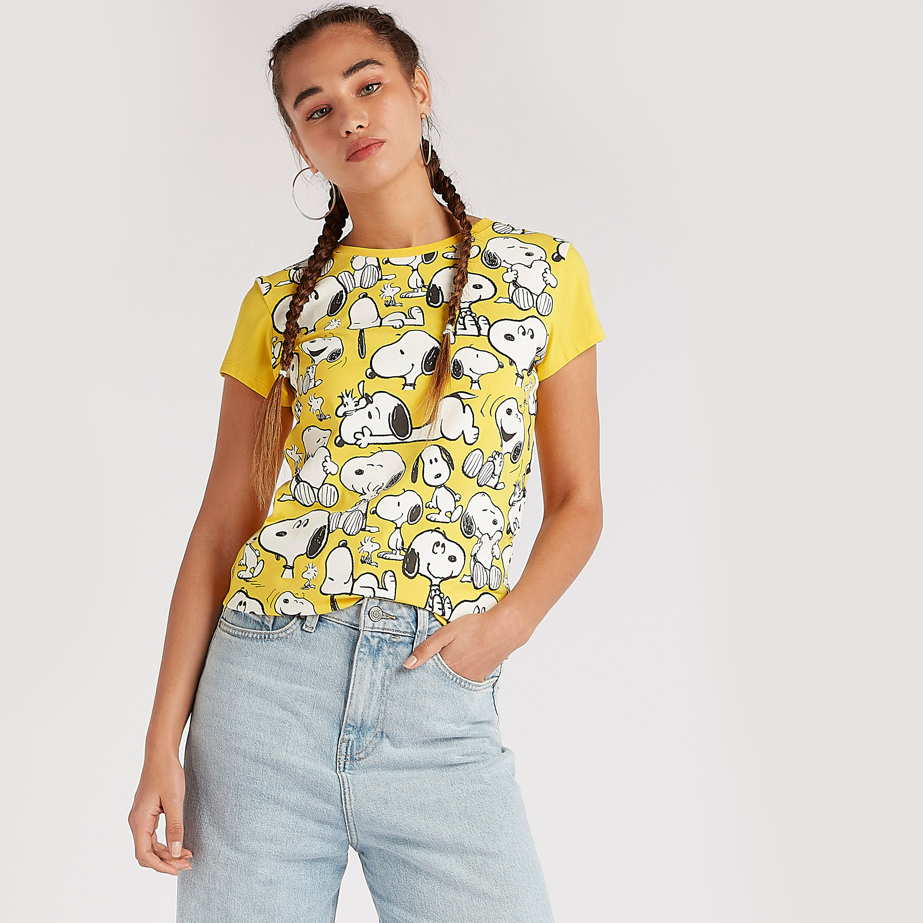 تيشيرت بياقة ضيقة وأكمام قصيرة وطبعات بينوتس-women-clothing-tshirts-image-1
