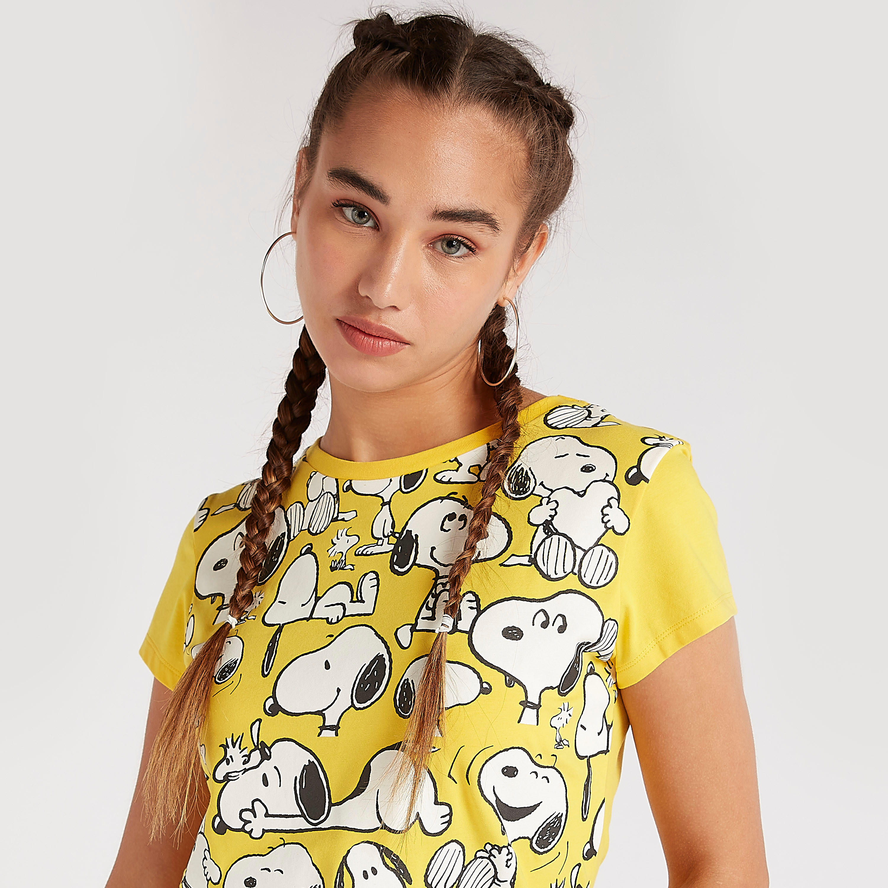 تيشيرت بياقة ضيقة وأكمام قصيرة وطبعات بينوتس-women-clothing-tshirts-image-3