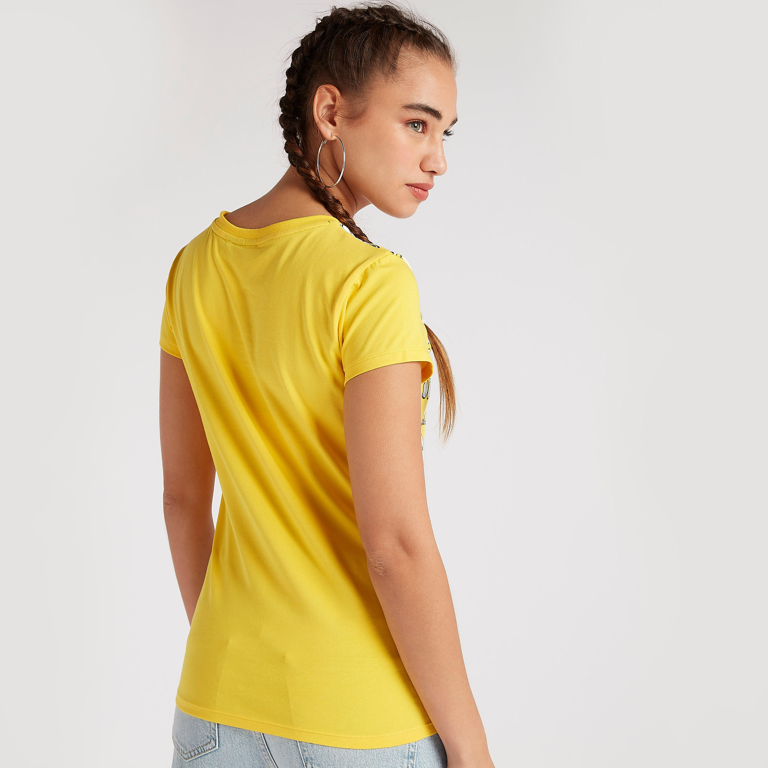 تيشيرت بياقة ضيقة وأكمام قصيرة وطبعات بينوتس-women-clothing-tshirts-image-4