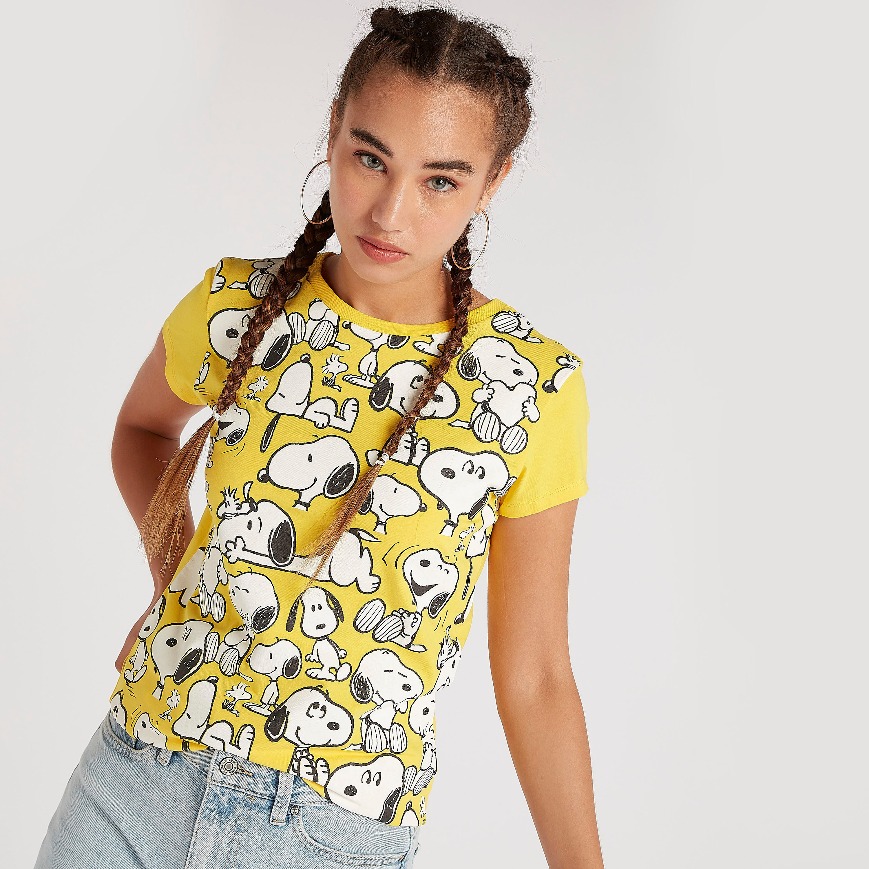 تيشيرت بياقة ضيقة وأكمام قصيرة وطبعات بينوتس-women-clothing-tshirts-image-5