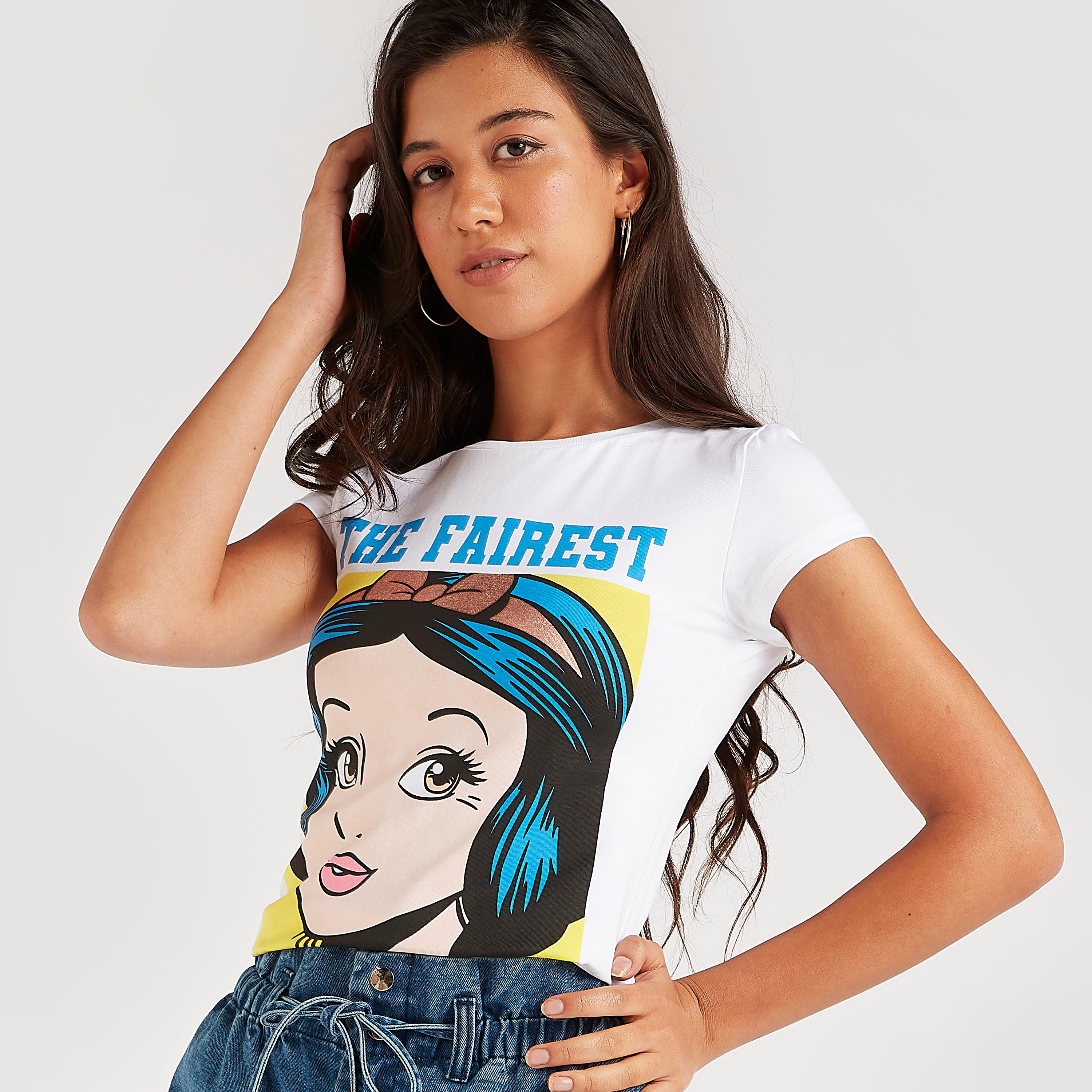 تيشيرت بياقة ضيّقة وأكمام كاب وطبعات سنو وايت-women-clothing-tshirts-image-1