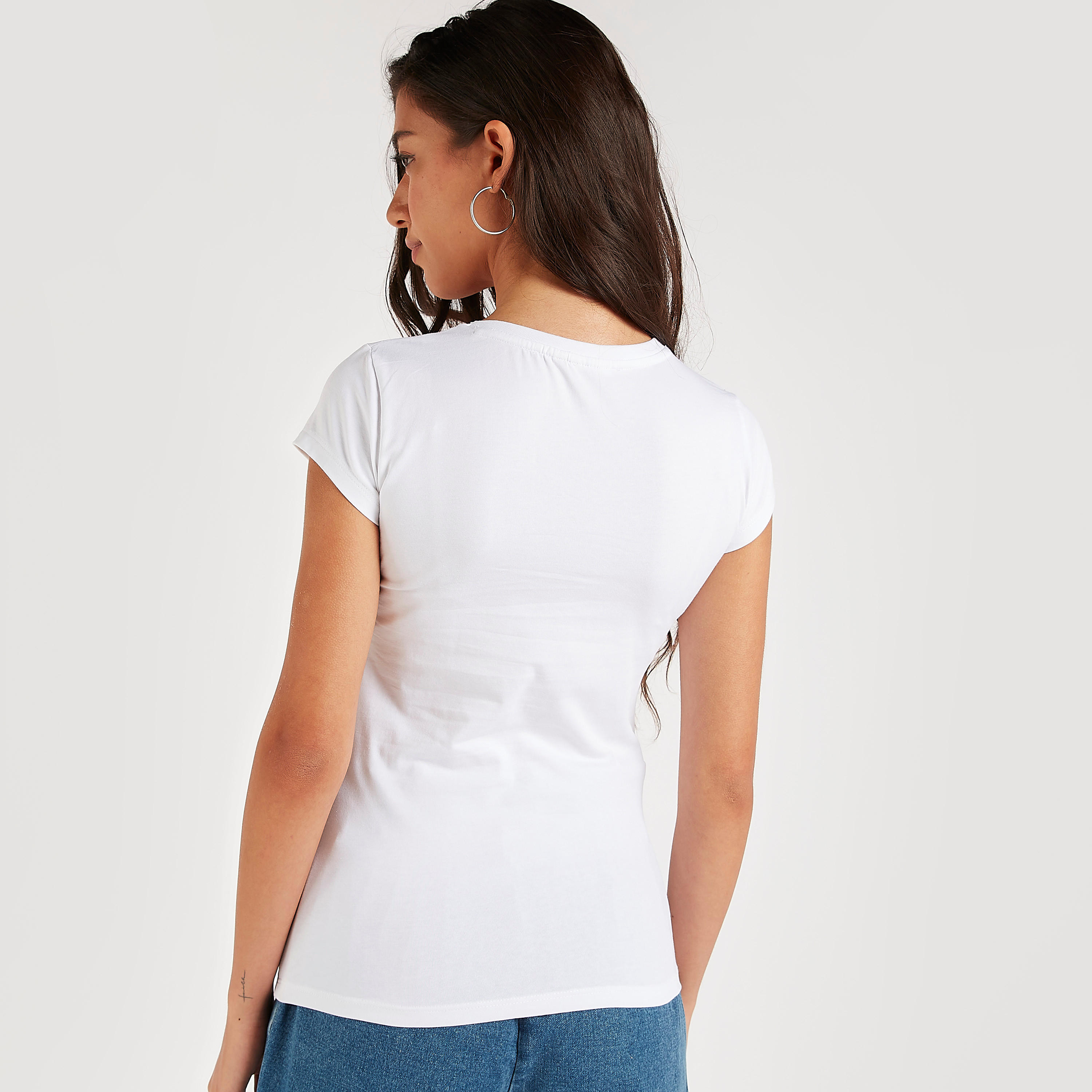 تيشيرت بياقة ضيّقة وأكمام كاب وطبعات سنو وايت-women-clothing-tshirts-image-4
