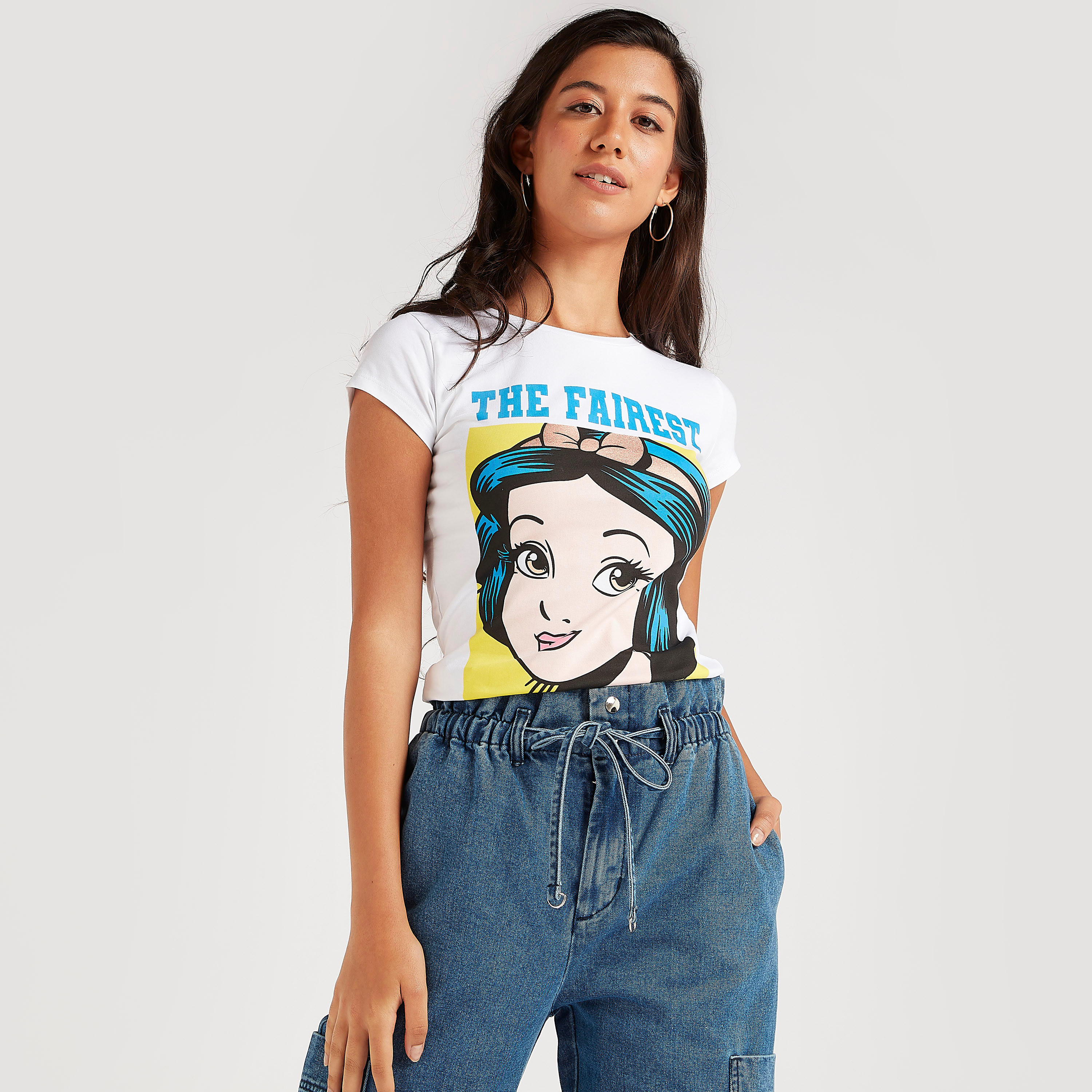 تيشيرت بياقة ضيّقة وأكمام كاب وطبعات سنو وايت-women-clothing-tshirts-image-5