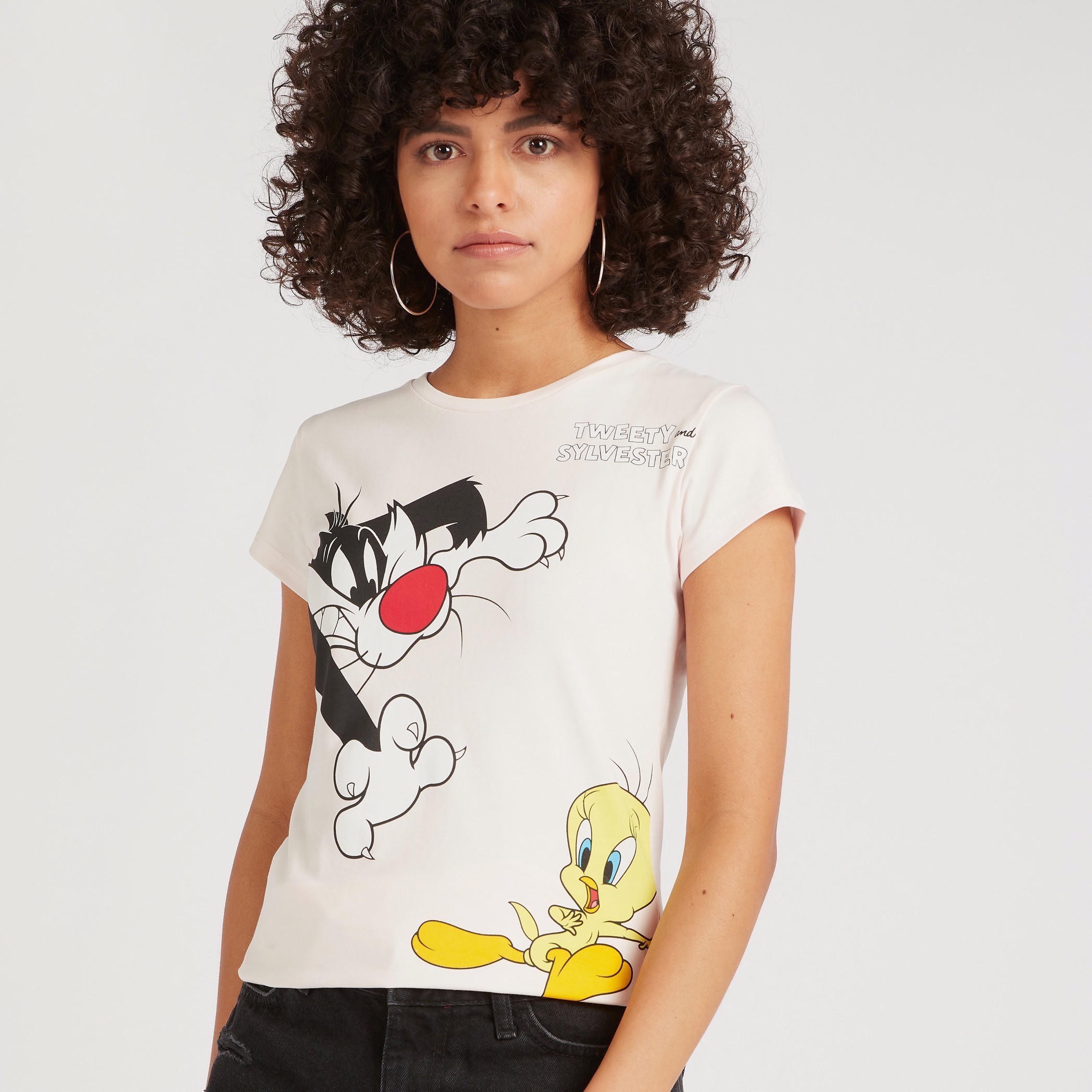 تيشيرت بياقة ضيّقة وأكمام كاب وطبعات تويتي-women-clothing-tshirts-image-1