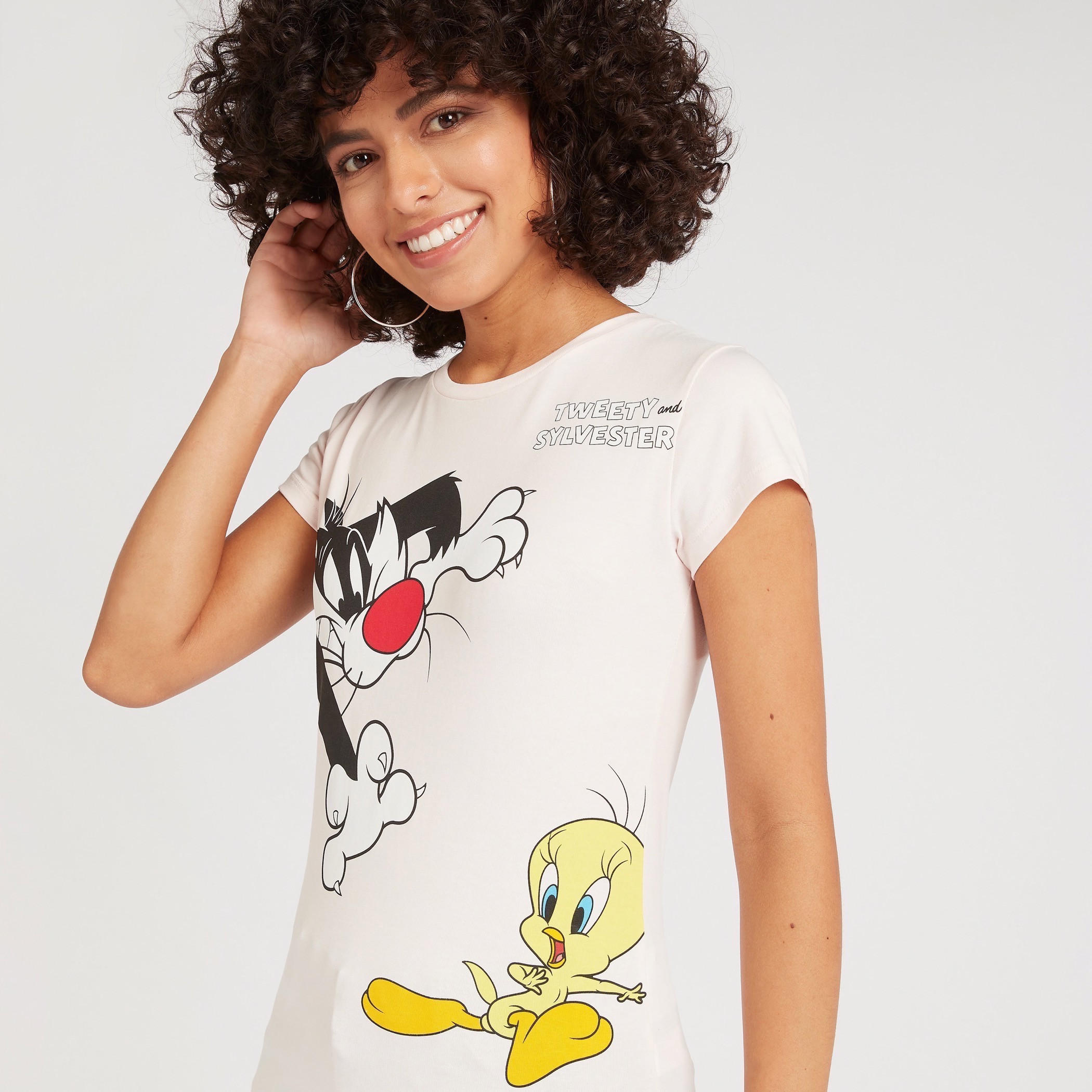 تيشيرت بياقة ضيّقة وأكمام كاب وطبعات تويتي-women-clothing-tshirts-image-3