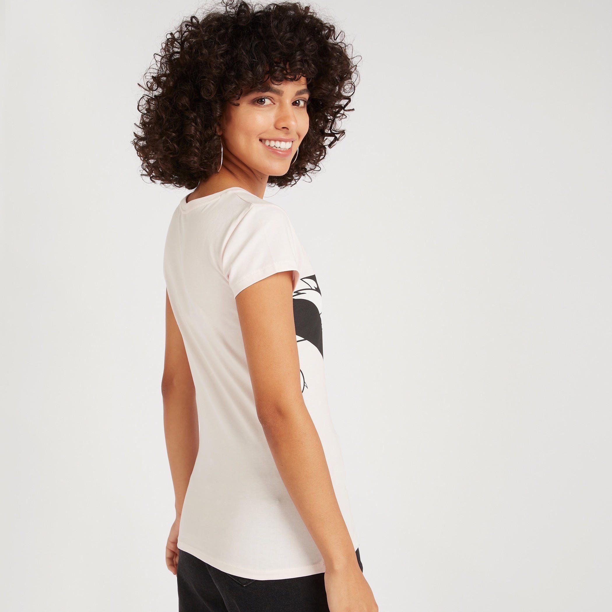 تيشيرت بياقة ضيّقة وأكمام كاب وطبعات تويتي-women-clothing-tshirts-image-4