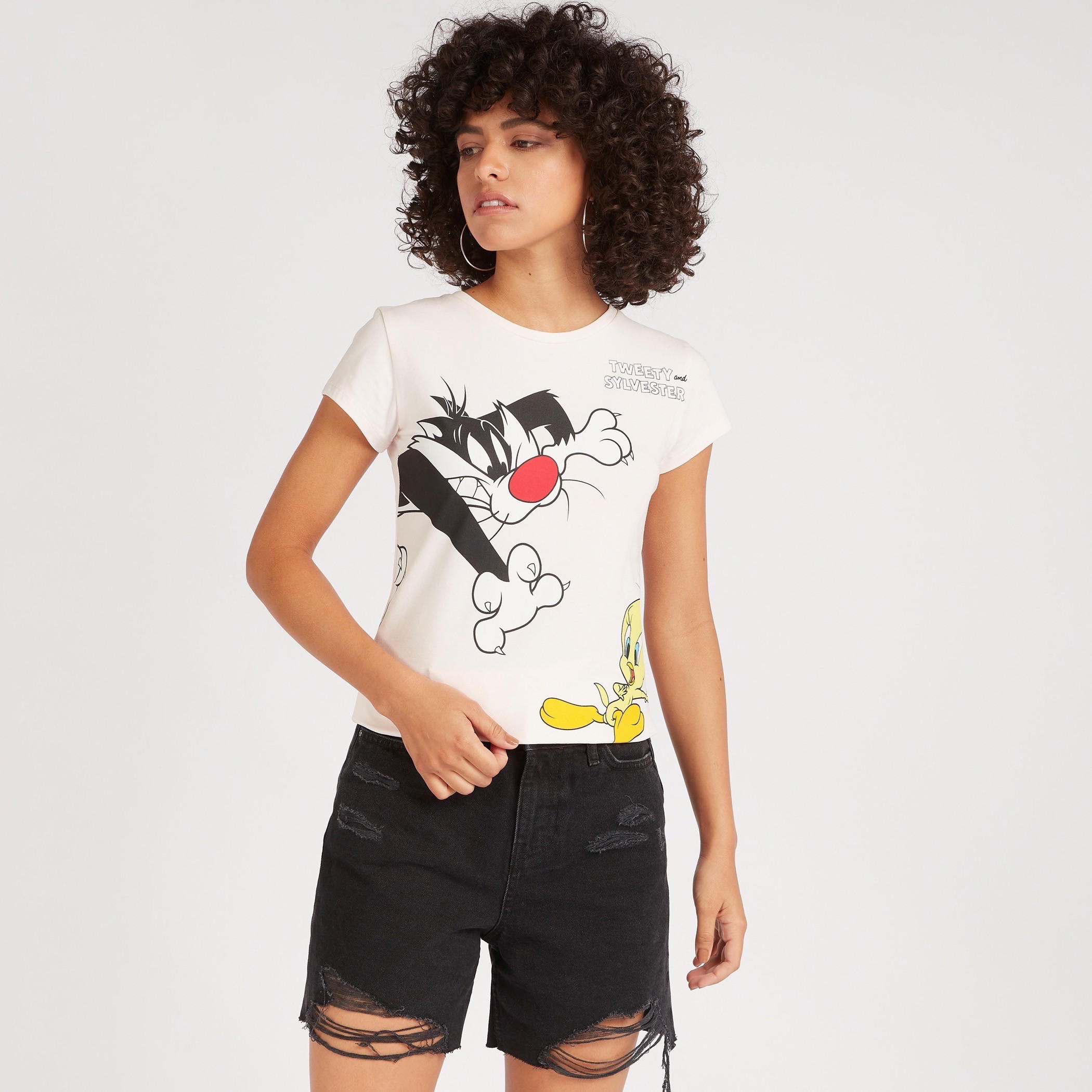 تيشيرت بياقة ضيّقة وأكمام كاب وطبعات تويتي-women-clothing-tshirts-image-5