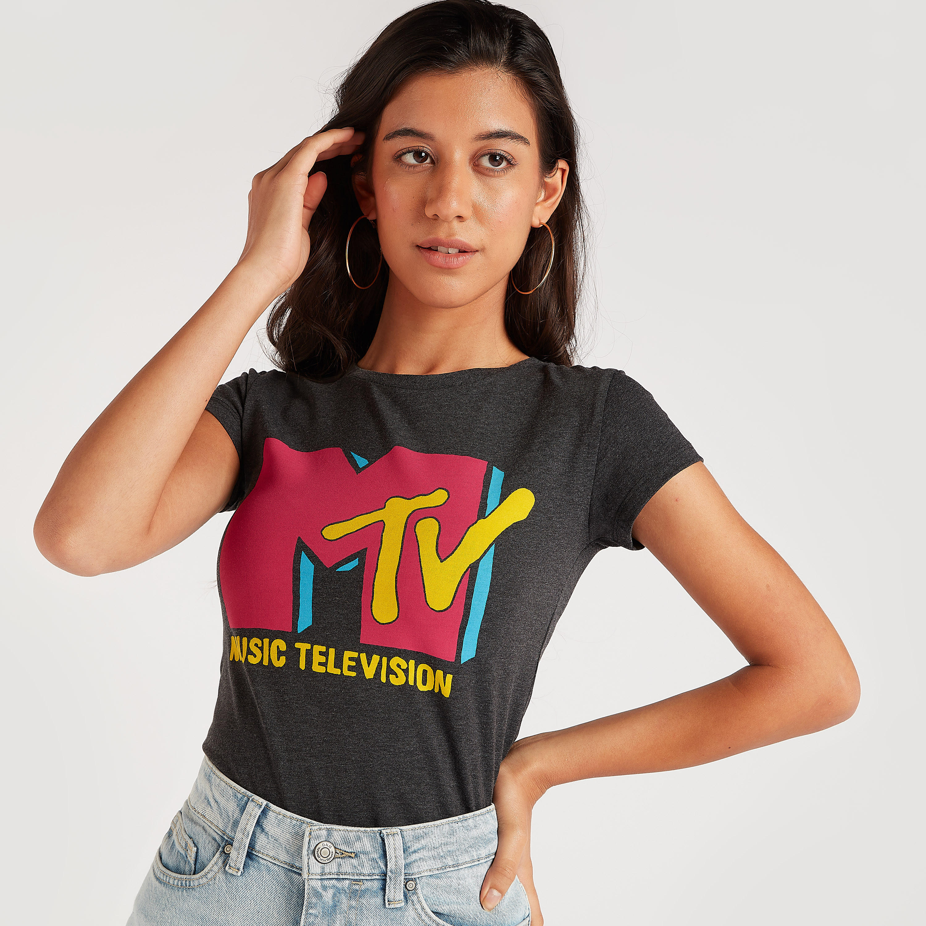 تيشيرت بياقة ضيّقة وأكمام كاب وطبعات أم تي في-women-clothing-tshirts-image-1