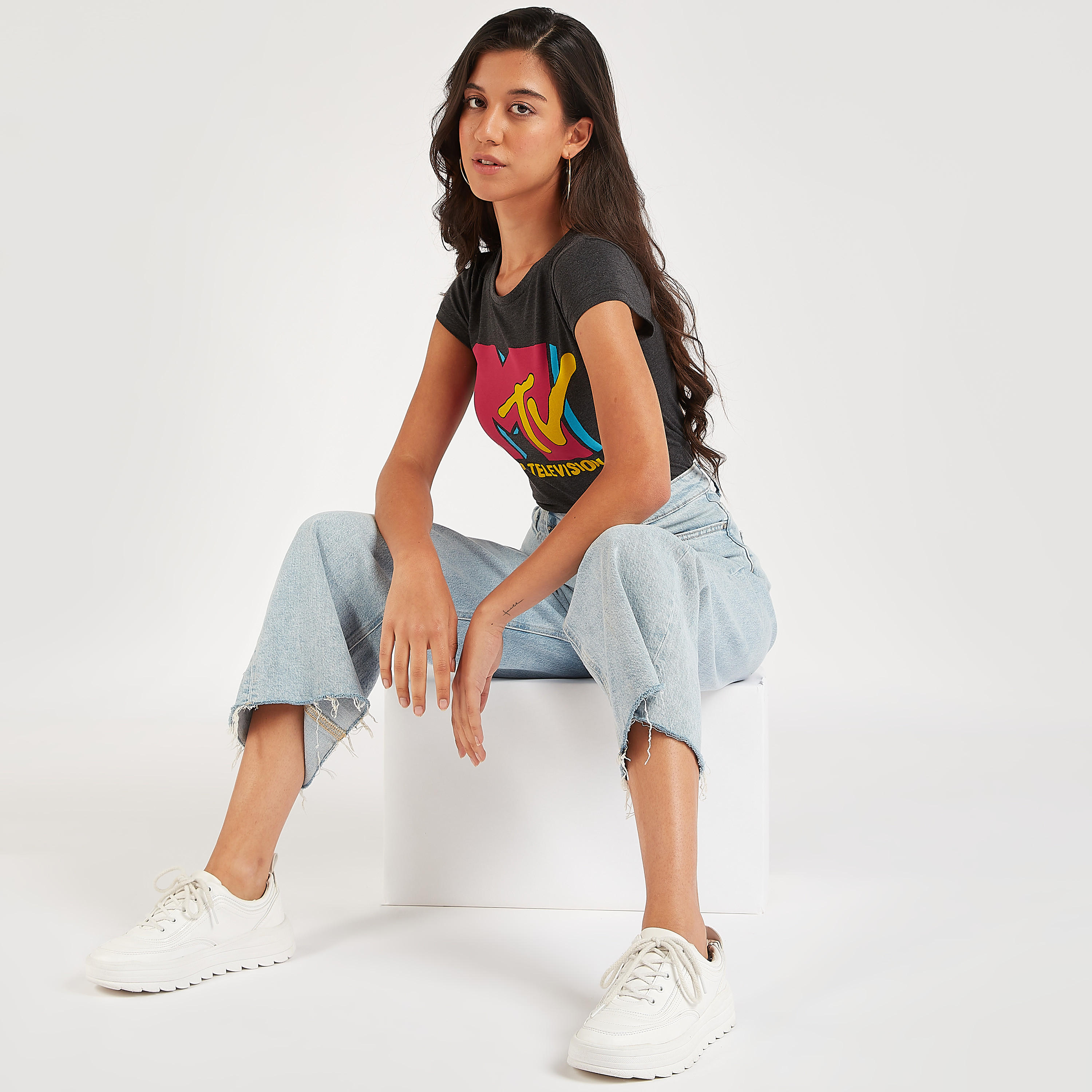 تيشيرت بياقة ضيّقة وأكمام كاب وطبعات أم تي في-women-clothing-tshirts-image-2
