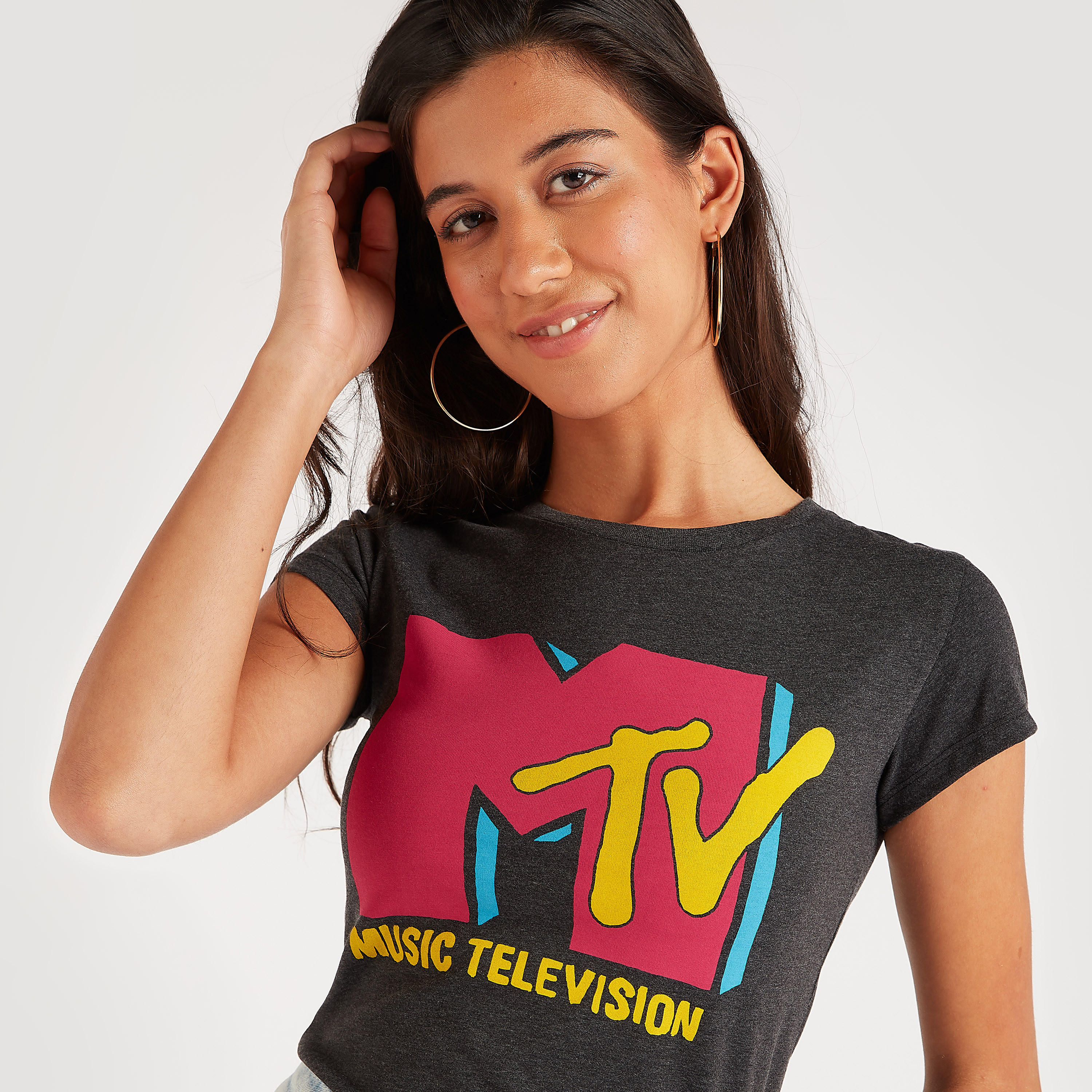 تيشيرت بياقة ضيّقة وأكمام كاب وطبعات أم تي في-women-clothing-tshirts-image-3