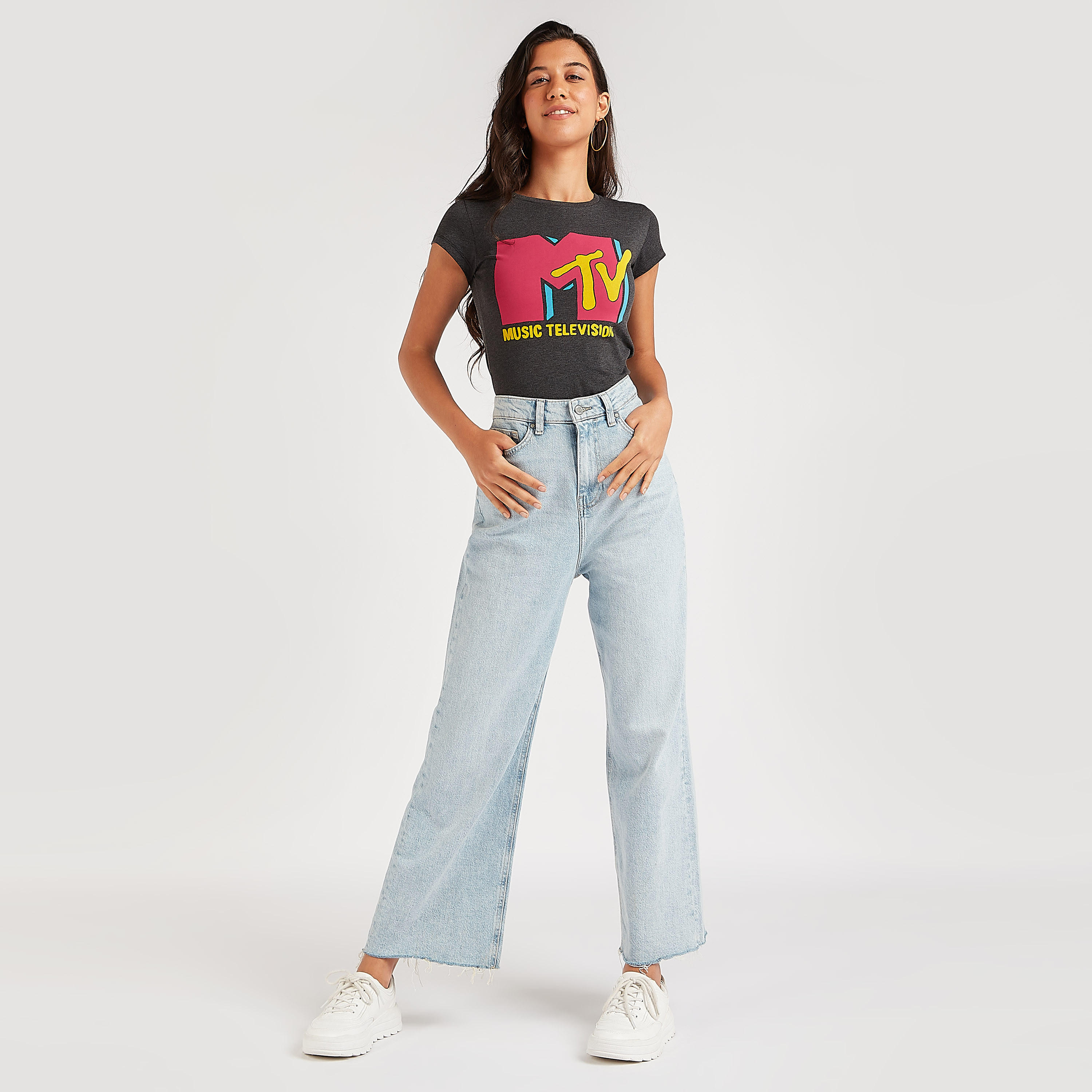 تيشيرت بياقة ضيّقة وأكمام كاب وطبعات أم تي في-women-clothing-tshirts-image-5