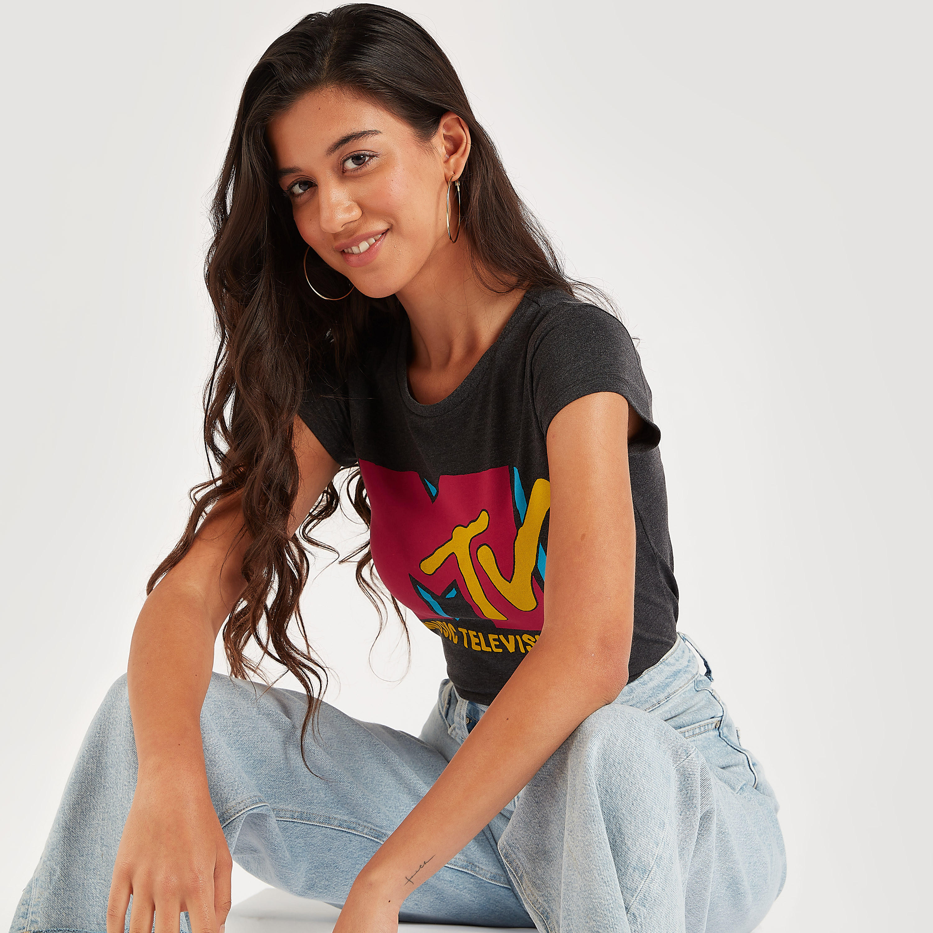 تيشيرت بياقة ضيّقة وأكمام كاب وطبعات أم تي في-women-clothing-tshirts-image-6