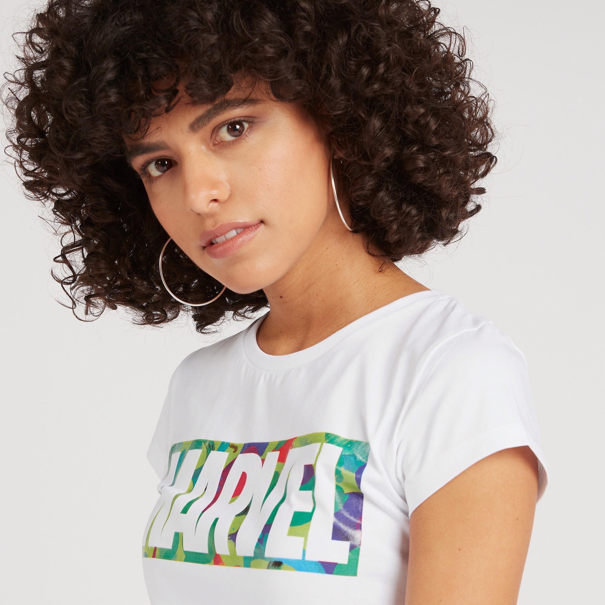 تيشيرت بياقة ضيّقة وأكمام قصيرة وطبعات مارفل-women-clothing-tshirts-image-3