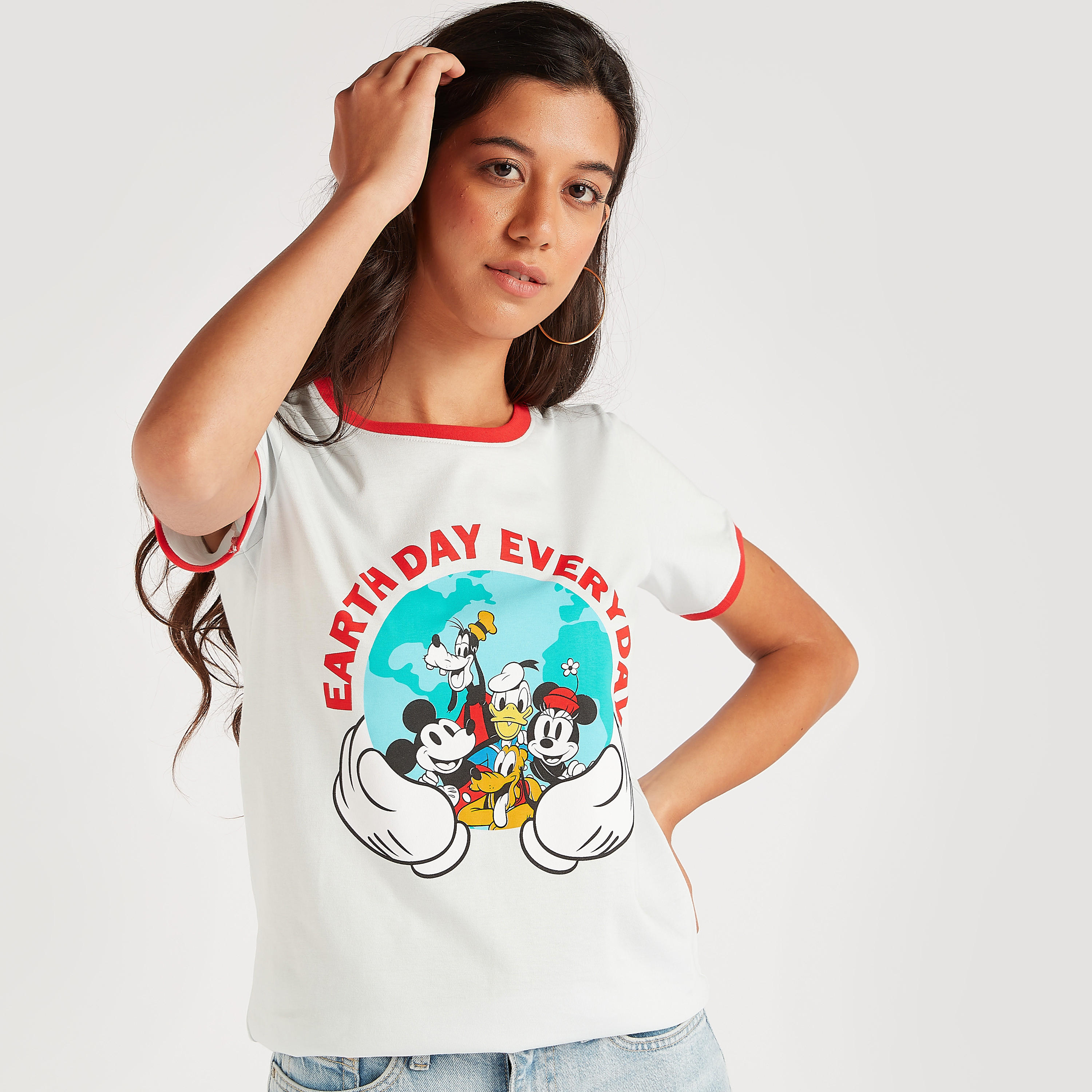 تيشيرت بياقة ضيّقة وأكمام قصيرة وطبعات ميكي ماوس-women-clothing-tshirts-image-1