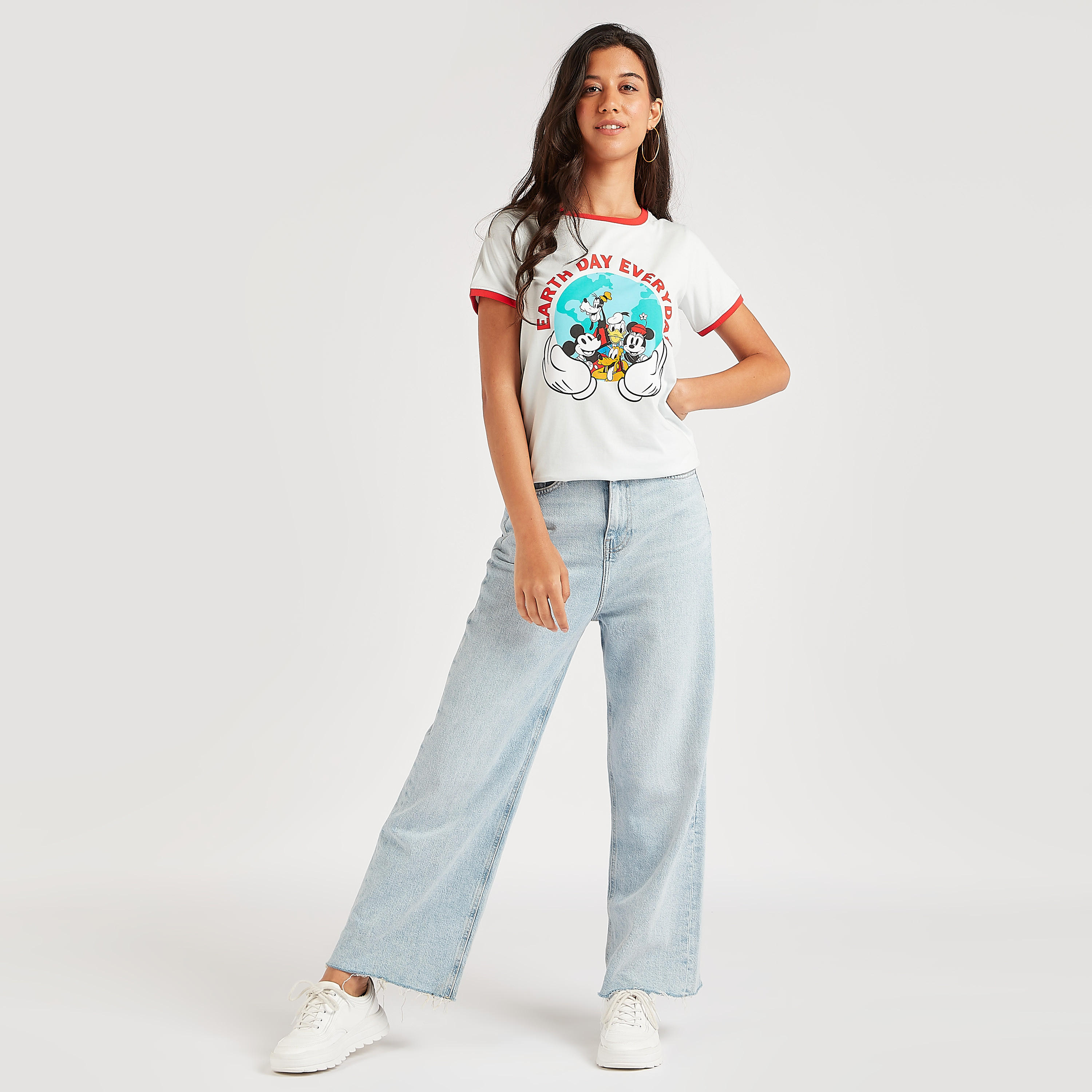 تيشيرت بياقة ضيّقة وأكمام قصيرة وطبعات ميكي ماوس-women-clothing-tshirts-image-2