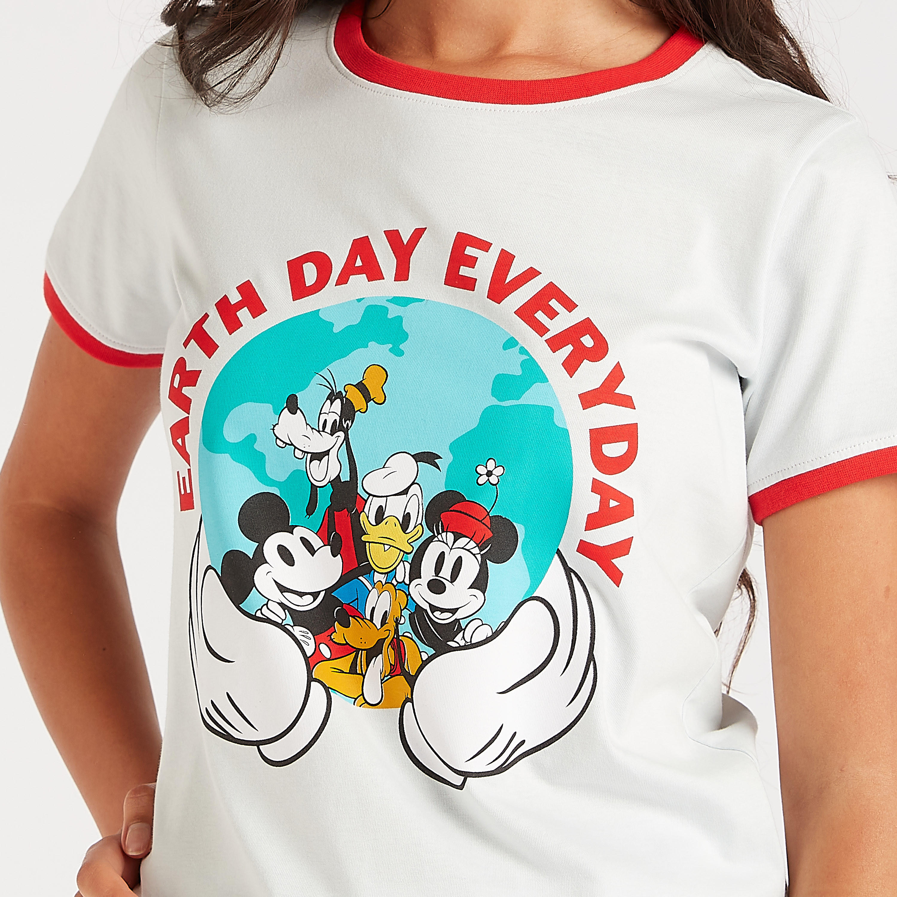 تيشيرت بياقة ضيّقة وأكمام قصيرة وطبعات ميكي ماوس-women-clothing-tshirts-image-3
