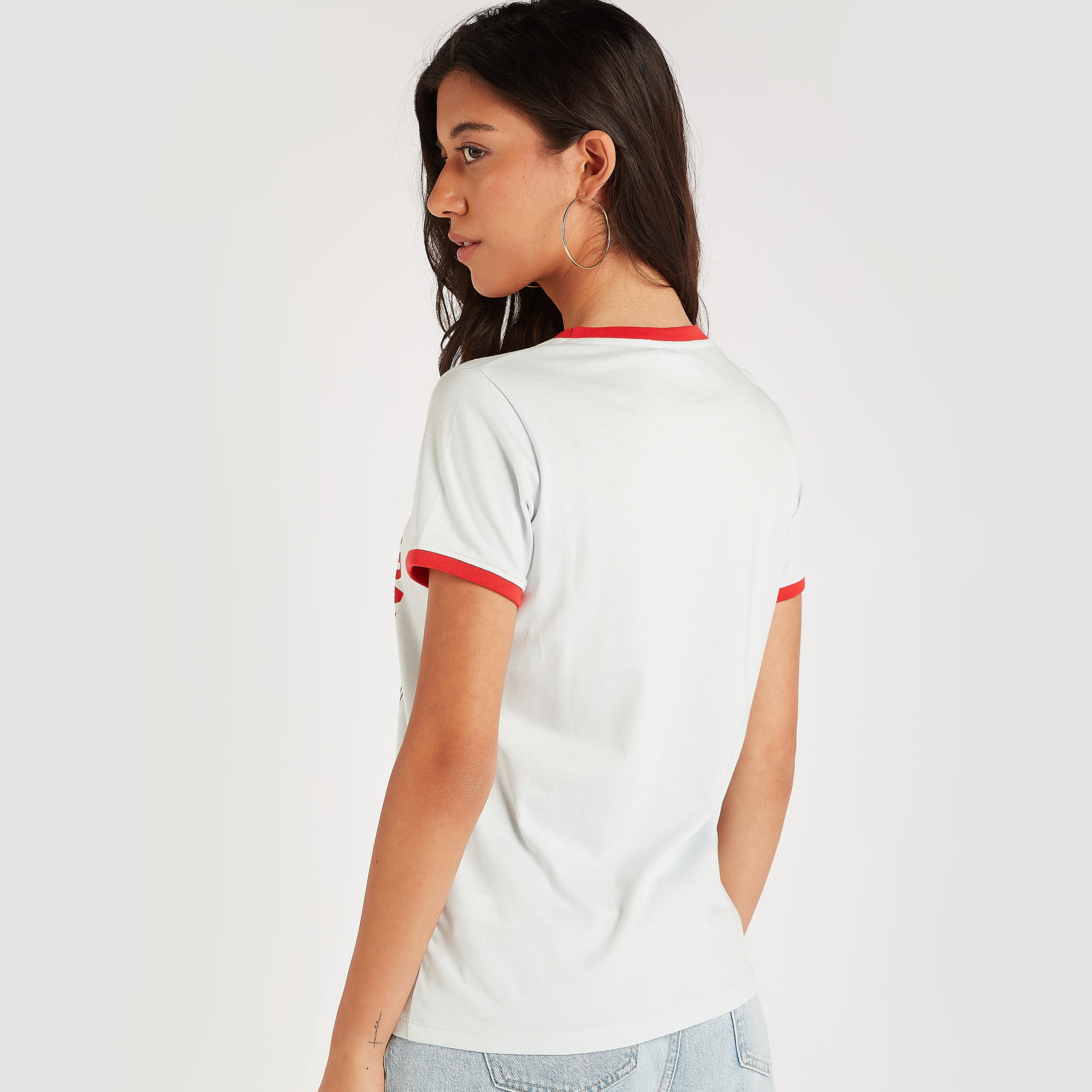 تيشيرت بياقة ضيّقة وأكمام قصيرة وطبعات ميكي ماوس-women-clothing-tshirts-image-4