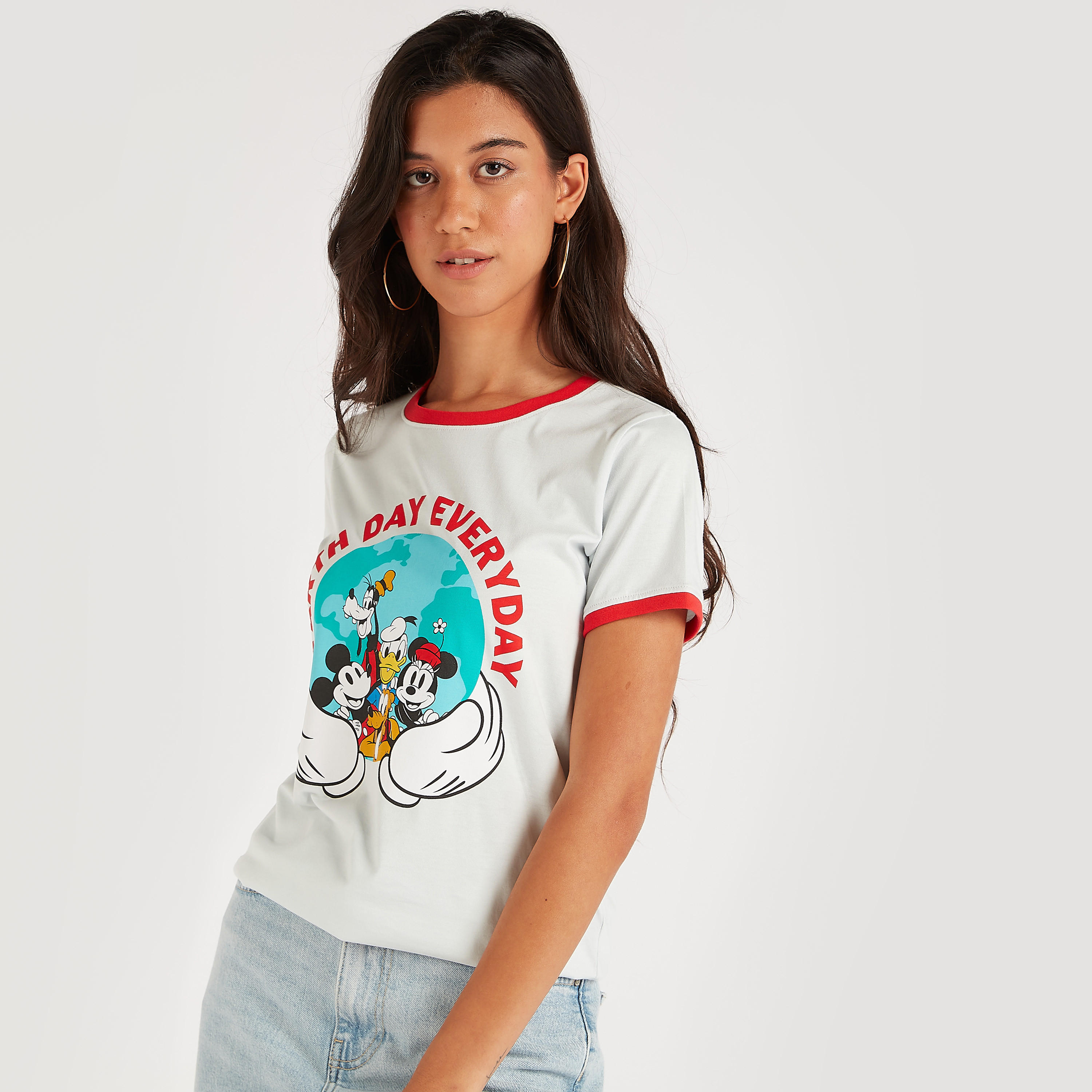 تيشيرت بياقة ضيّقة وأكمام قصيرة وطبعات ميكي ماوس-women-clothing-tshirts-image-5