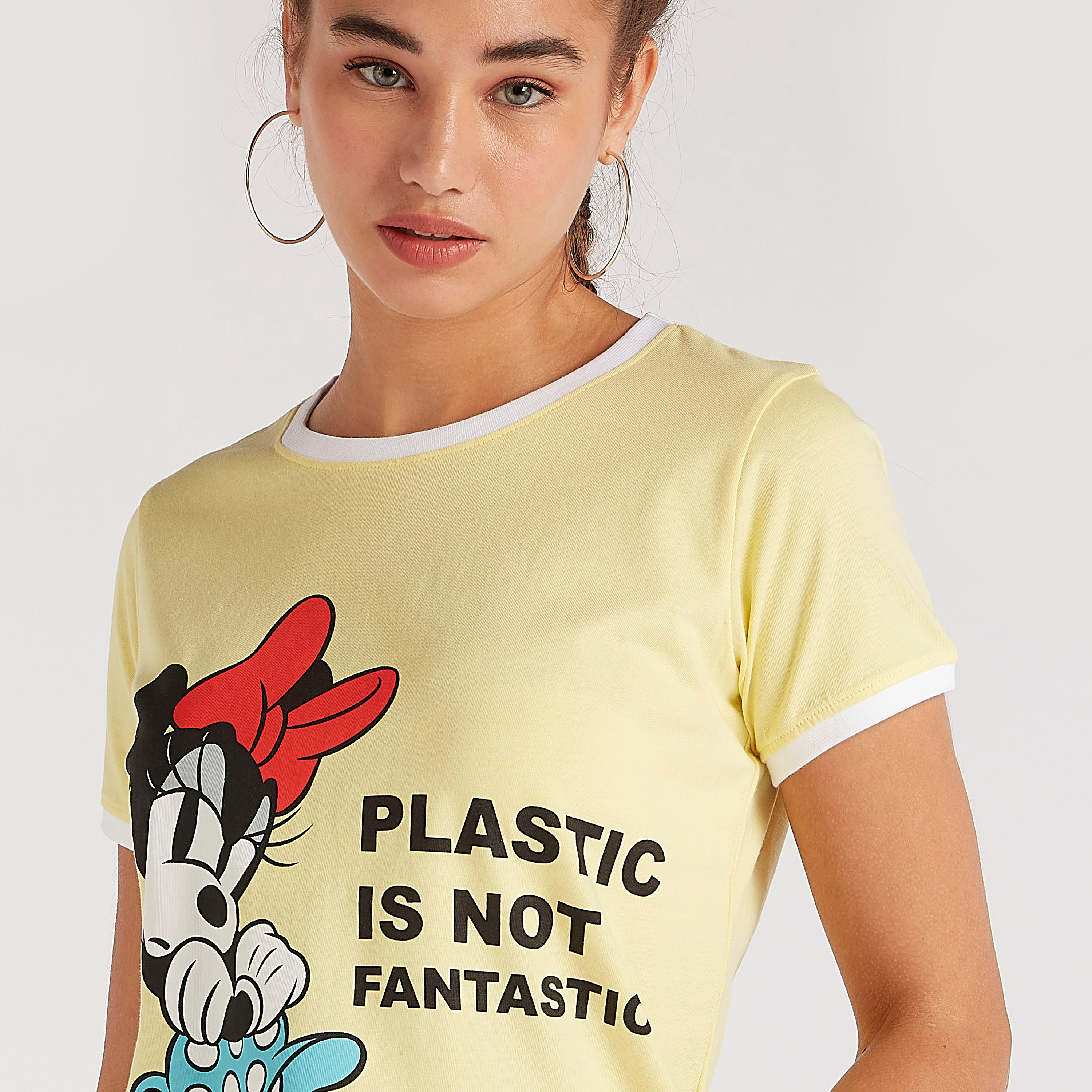 تيشيرت بياقة ضيّقة وأكمام قصيرة وطبعات ميني ماوس-women-clothing-tshirts-image-3
