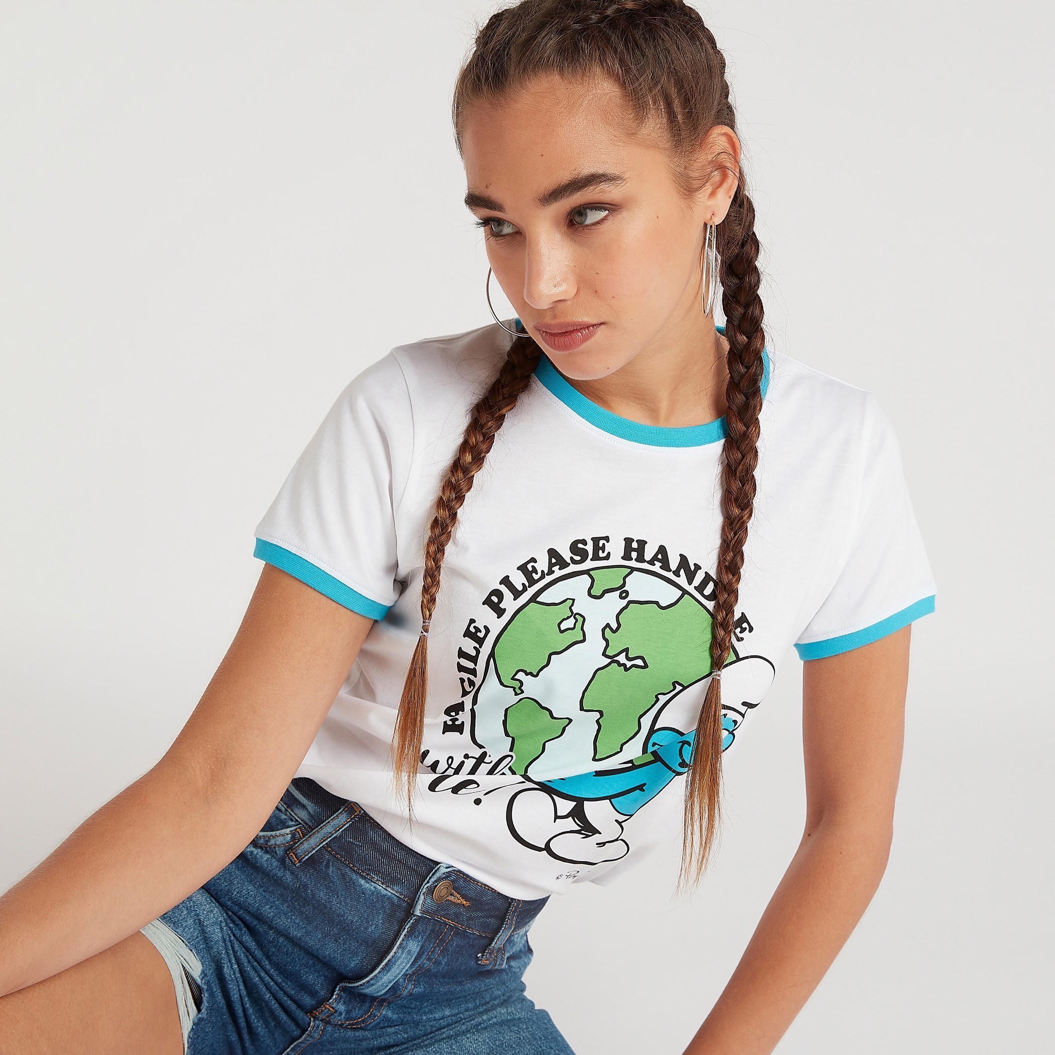 تيشيرت بياقة ضيّقة وأكمام قصيرة وطبعات ذي سمورفز-women-clothing-tshirts-image-1