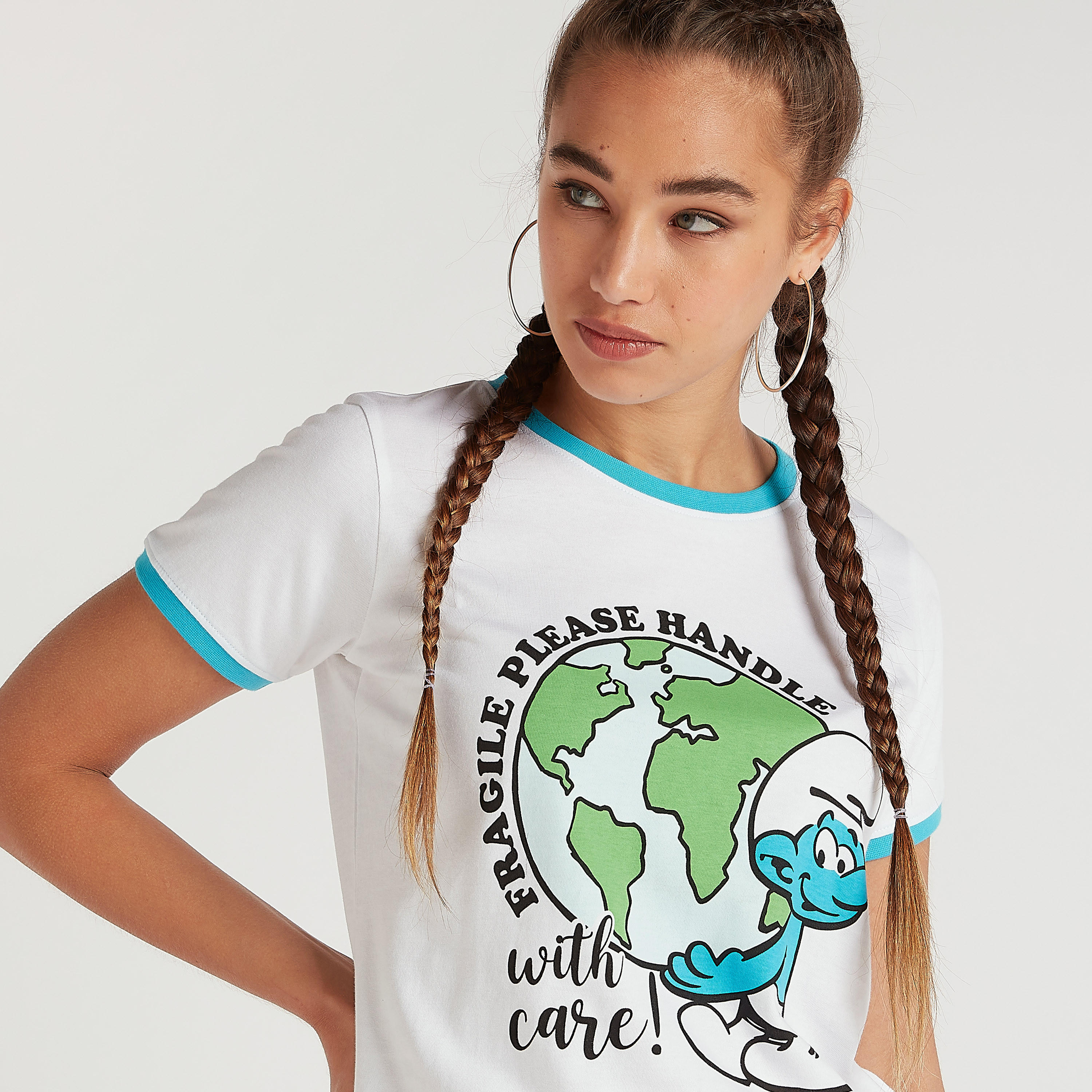 تيشيرت بياقة ضيّقة وأكمام قصيرة وطبعات ذي سمورفز-women-clothing-tshirts-image-2