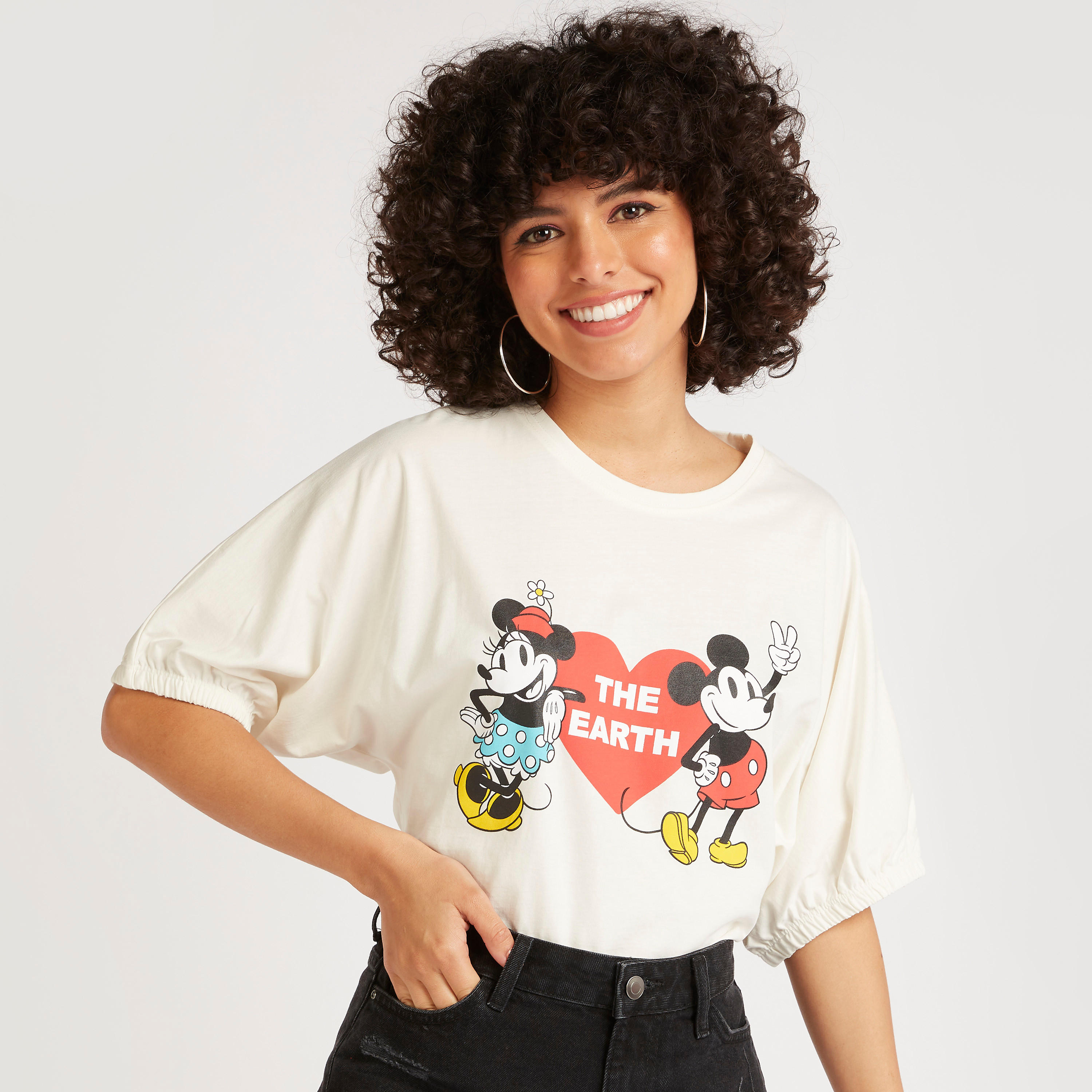 تيشيرت بياقة ضيّقة وطبعات ميني وميكي ماوس-women-clothing-tshirts-image-1