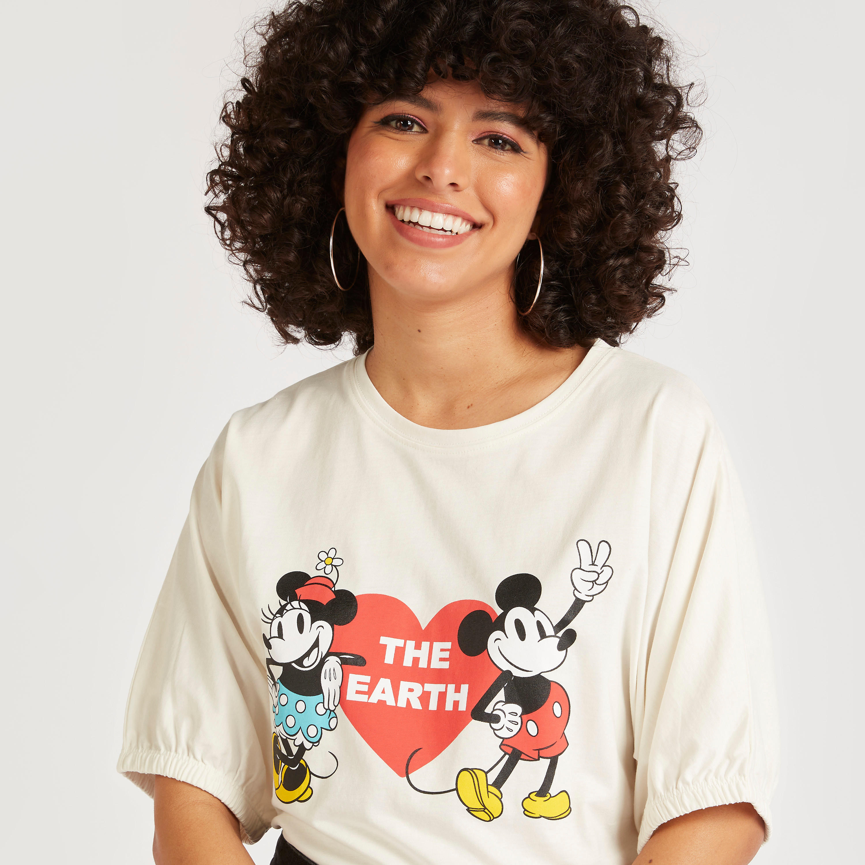 تيشيرت بياقة ضيّقة وطبعات ميني وميكي ماوس-women-clothing-tshirts-image-3