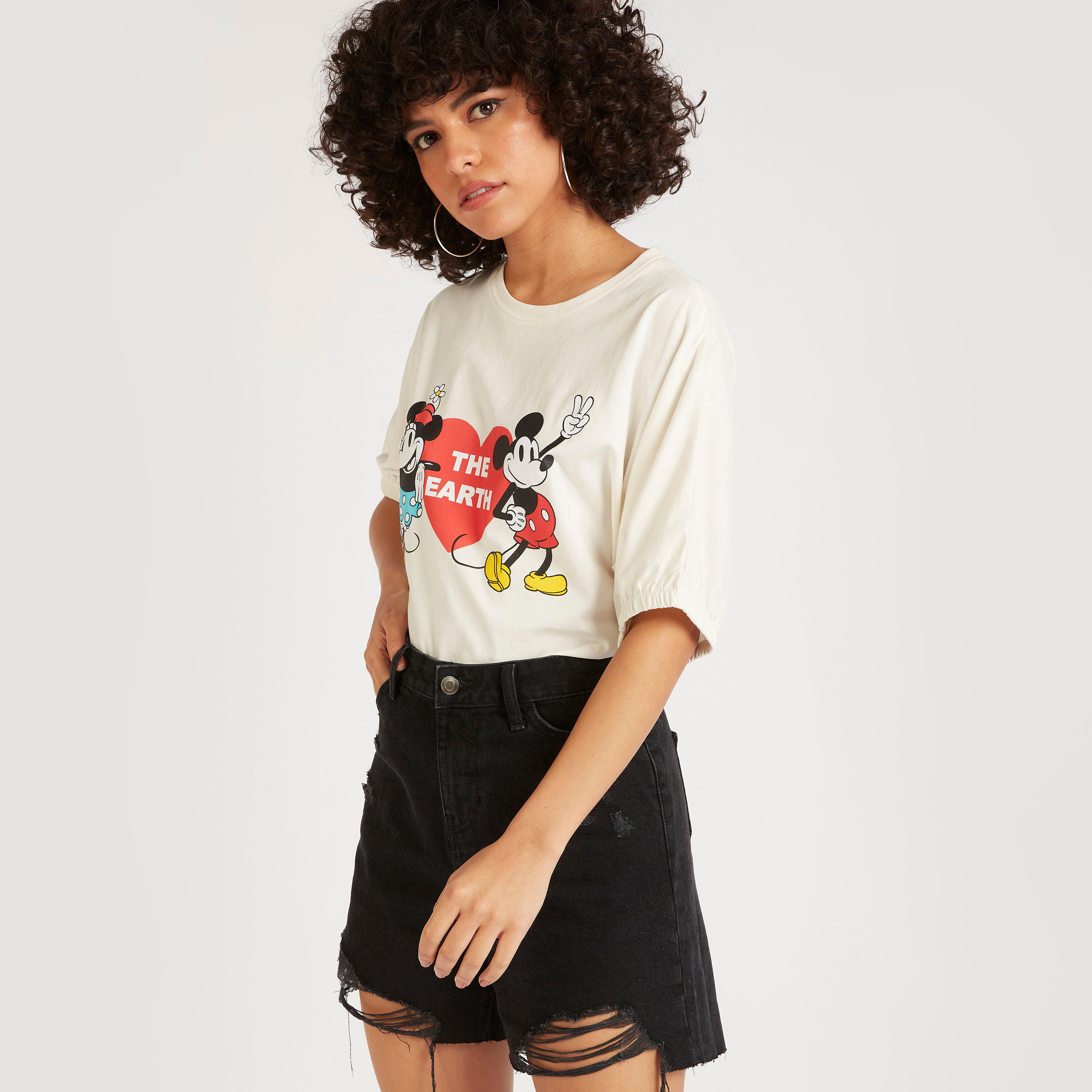 تيشيرت بياقة ضيّقة وطبعات ميني وميكي ماوس-women-clothing-tshirts-image-4