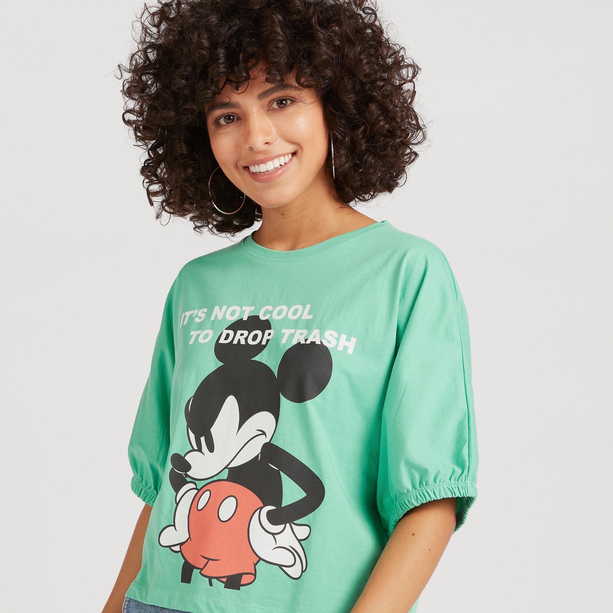 تيشيرت بياقة ضيّقة وأكمام قصيرة وطبعات ميكي ماوس-women-clothing-tshirts-image-1