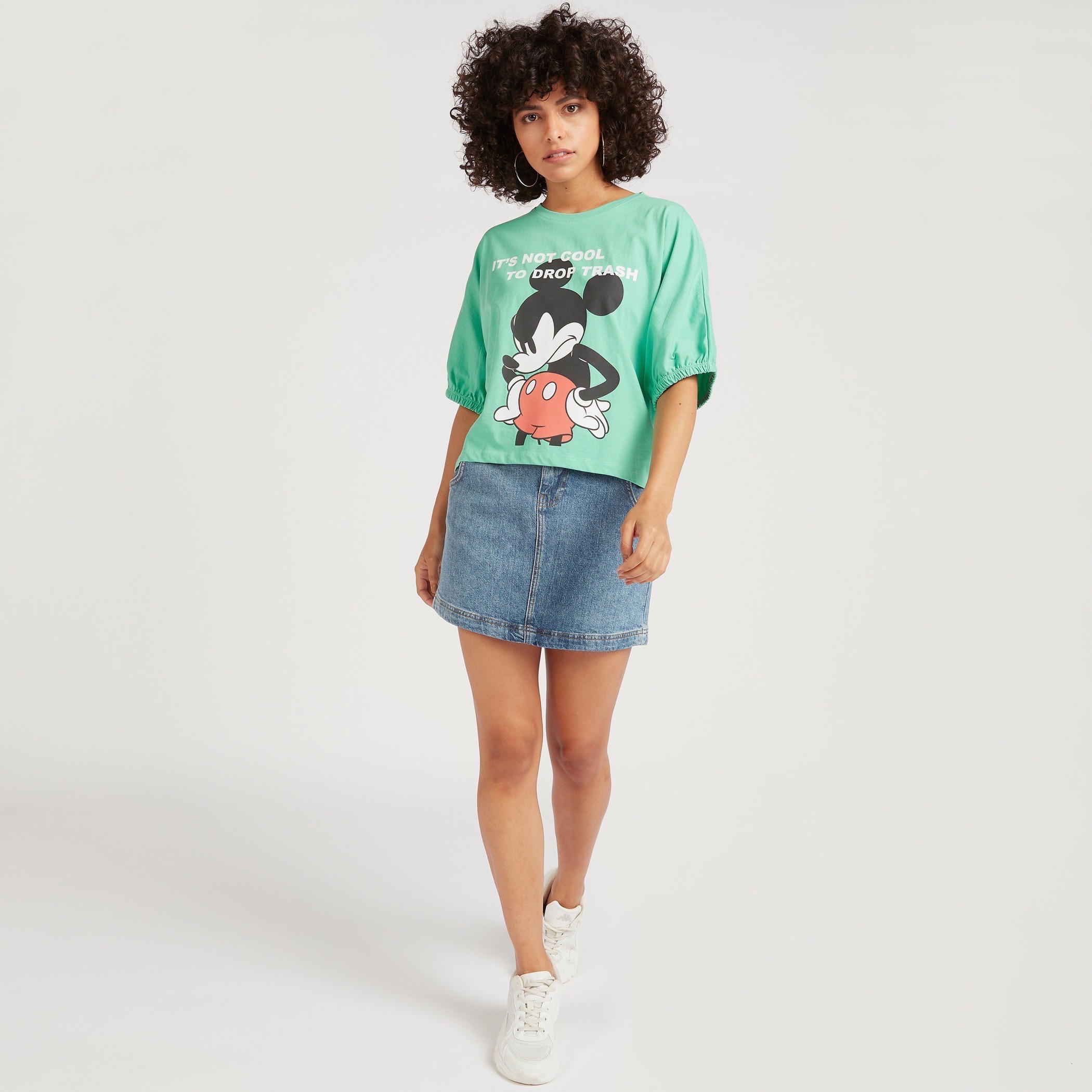 تيشيرت بياقة ضيّقة وأكمام قصيرة وطبعات ميكي ماوس-women-clothing-tshirts-image-2