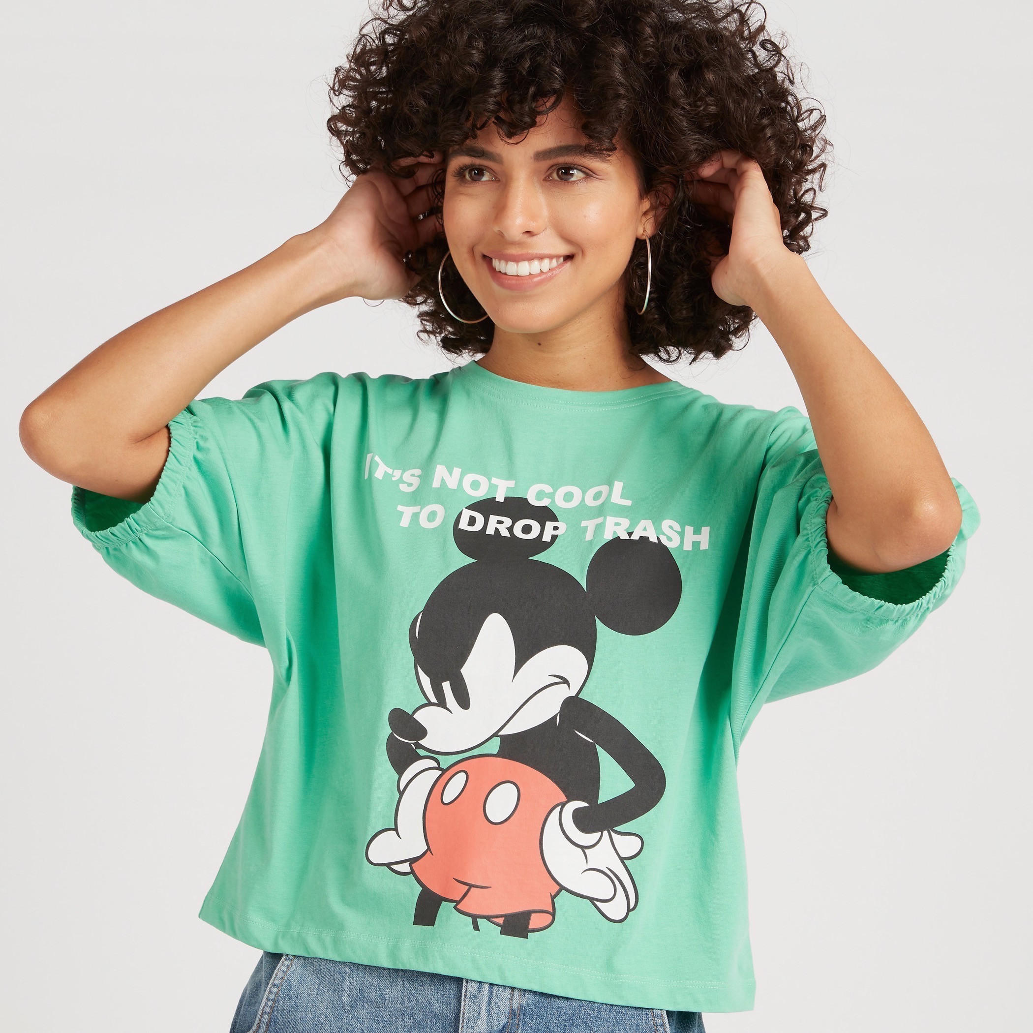 تيشيرت بياقة ضيّقة وأكمام قصيرة وطبعات ميكي ماوس-women-clothing-tshirts-image-3