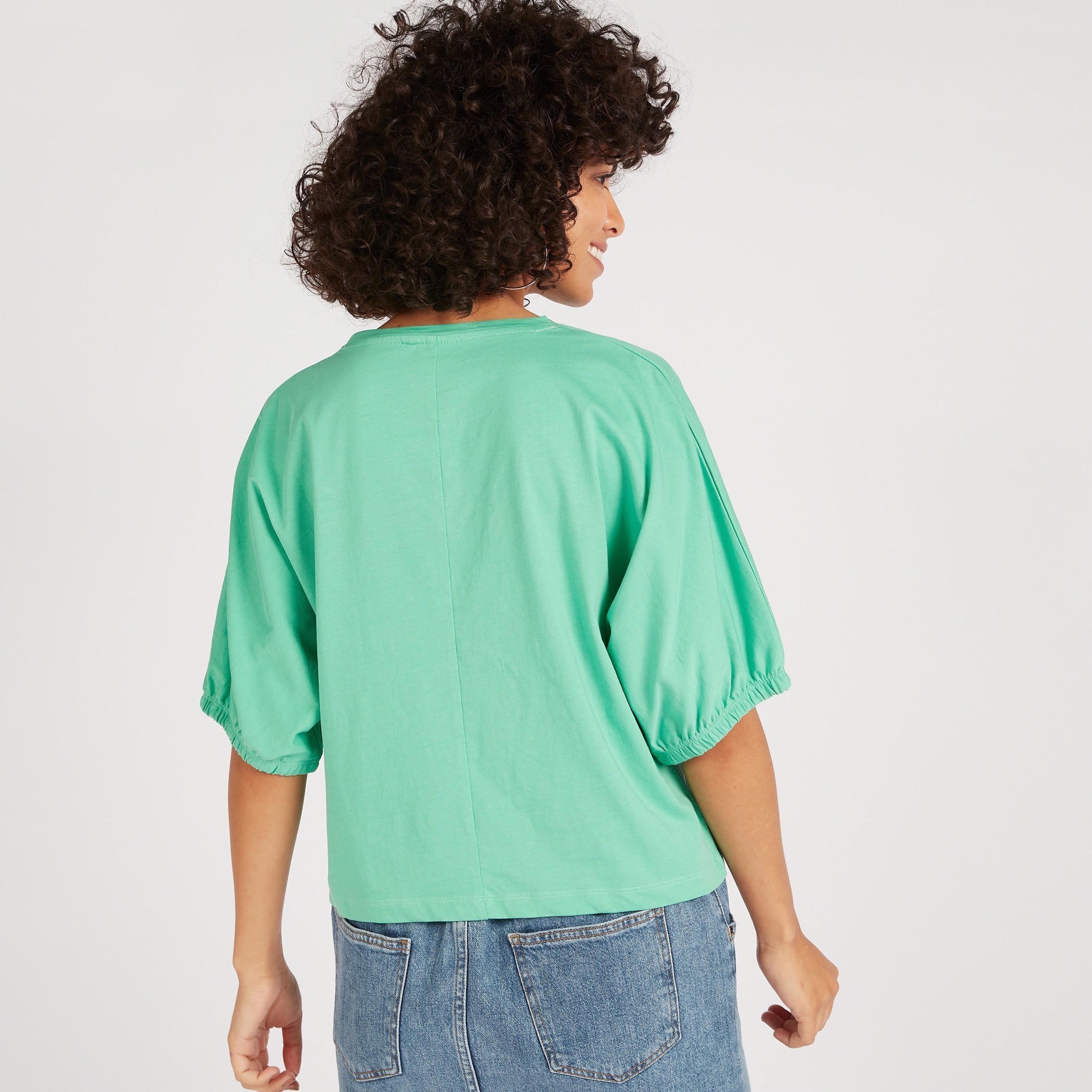 تيشيرت بياقة ضيّقة وأكمام قصيرة وطبعات ميكي ماوس-women-clothing-tshirts-image-4