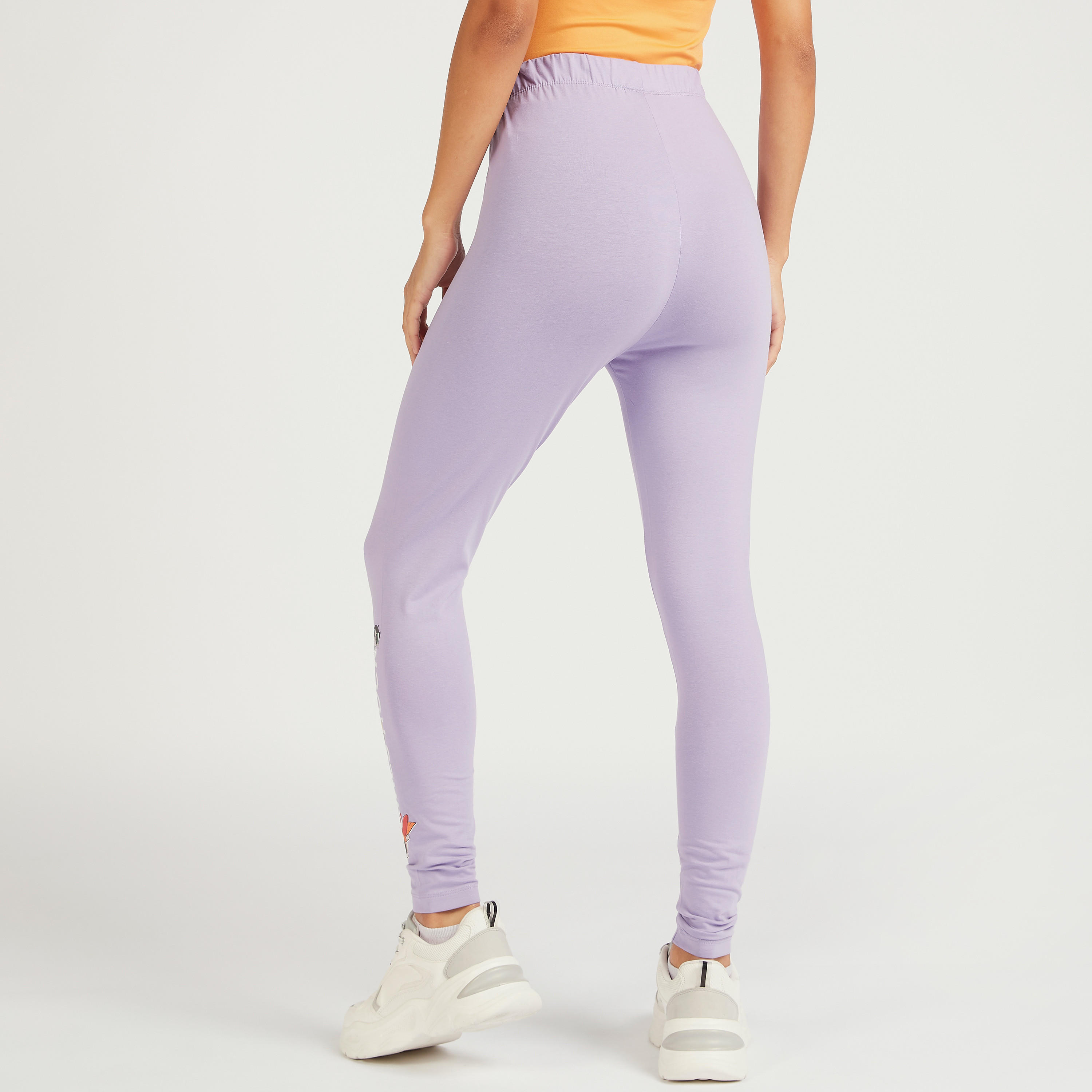 بنطلون ليقنز بخصر مطّاطي متوسط الارتفاع وطبعات-women-clothing-bottoms-leggings-image-4