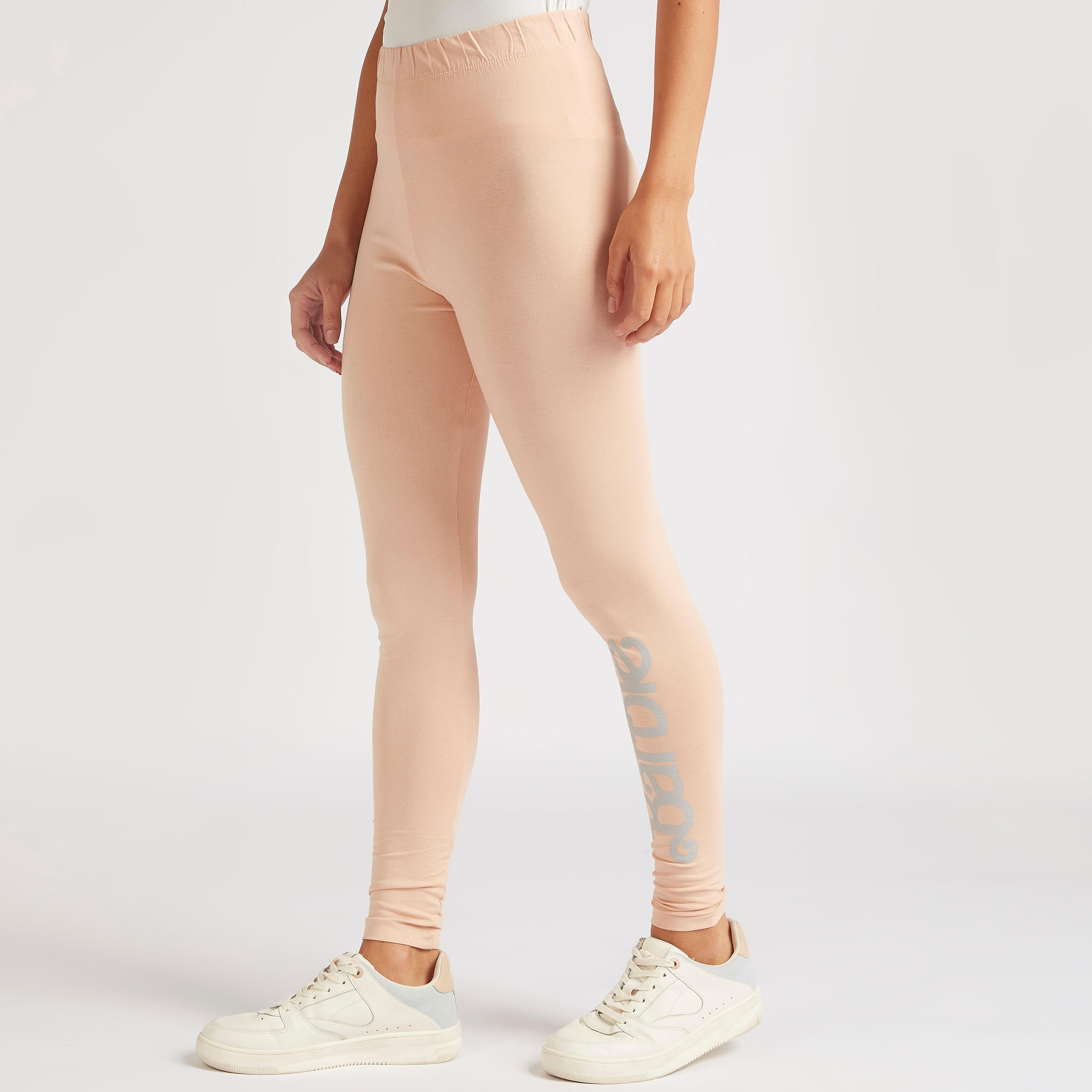 بنطلون ليقنز بخصر مطّاطي متوسط الارتفاع وطبعات بينوتس-women-clothing-bottoms-leggings-image-1