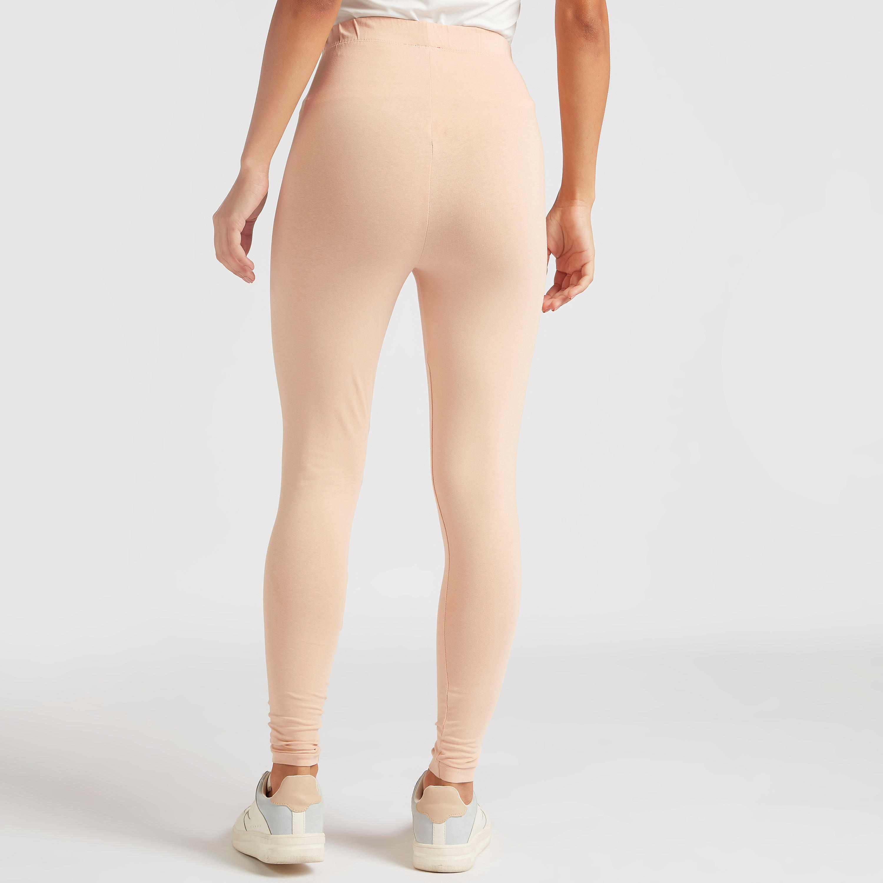 بنطلون ليقنز بخصر مطّاطي متوسط الارتفاع وطبعات بينوتس-women-clothing-bottoms-leggings-image-4