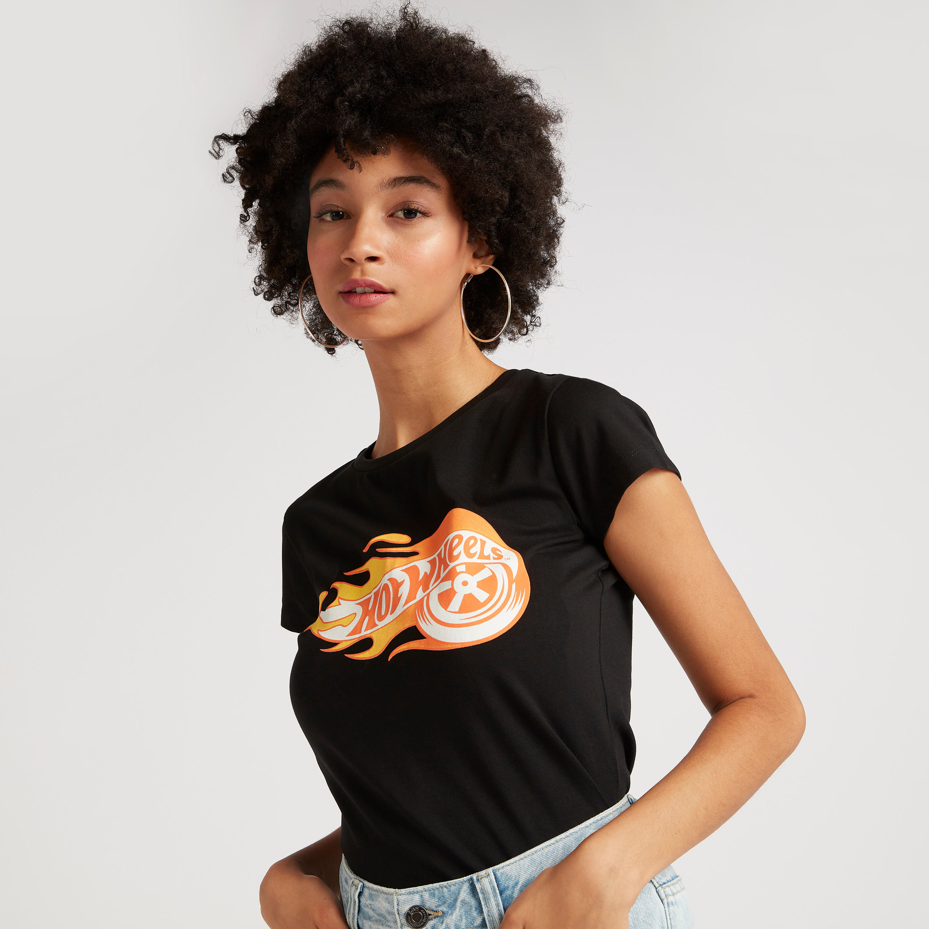 تيشيرت بياقة ضيّقة وأكمام كاب وطبعات هوت ويلز-women-clothing-tshirts-image-1
