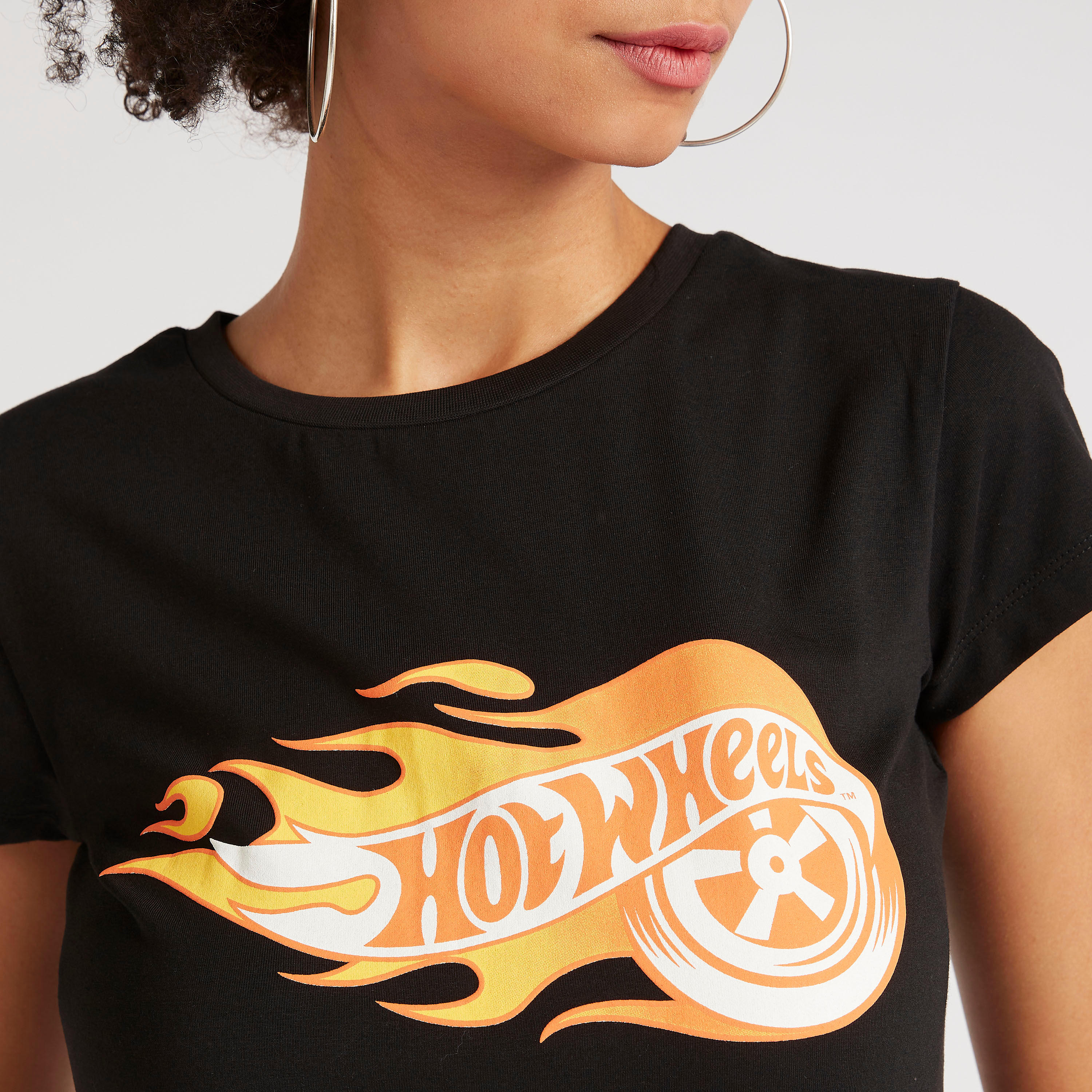 تيشيرت بياقة ضيّقة وأكمام كاب وطبعات هوت ويلز-women-clothing-tshirts-image-3