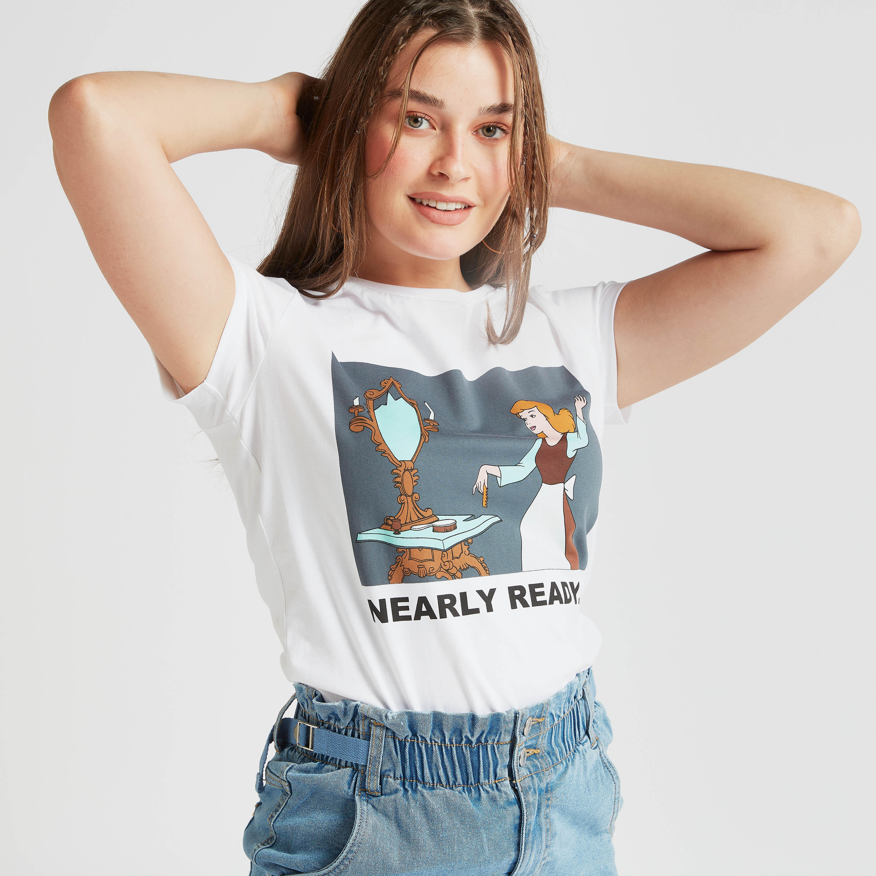 تيشيرت بياقة ضيّقة وأكمام كاب وطبعات سندريلا-women-clothing-tshirts-image-6