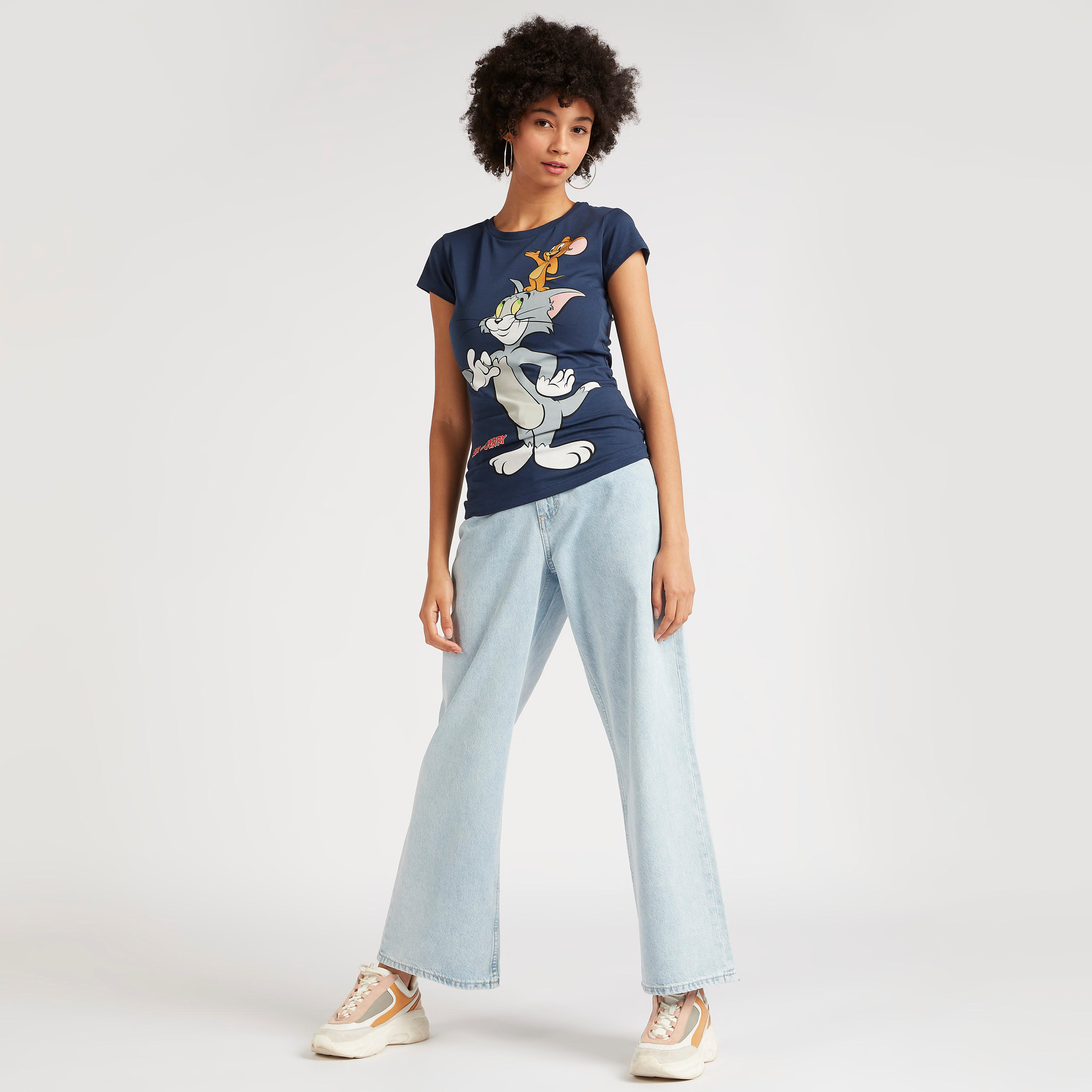 تيشيرت بياقة ضيّقة وأكمام كاب وطبعات توم & جيري-women-clothing-tshirts-image-2