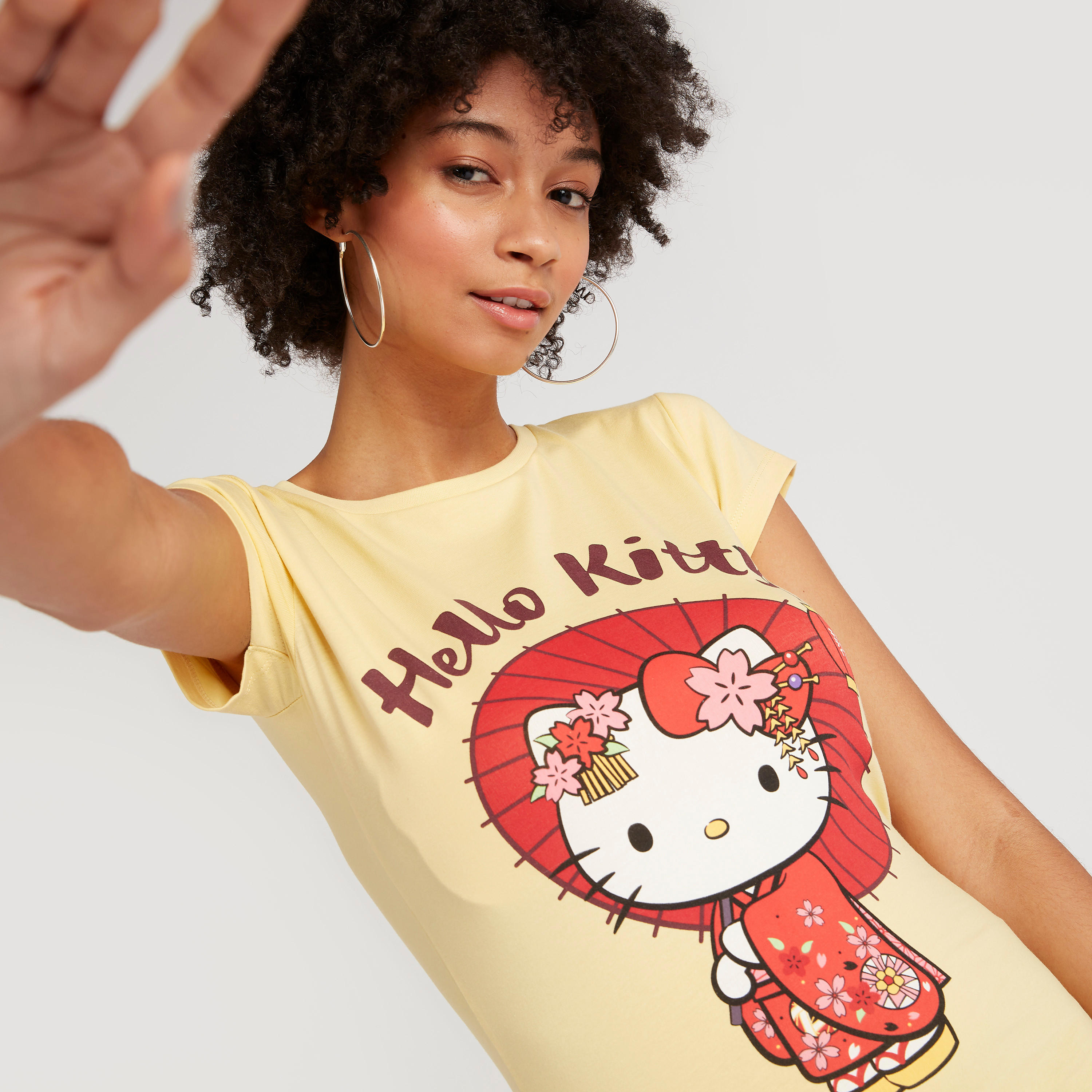 تيشيرت بياقة ضيقة وأكمام كاب وطبعات هاللو كيتي-women-clothing-tshirts-image-2