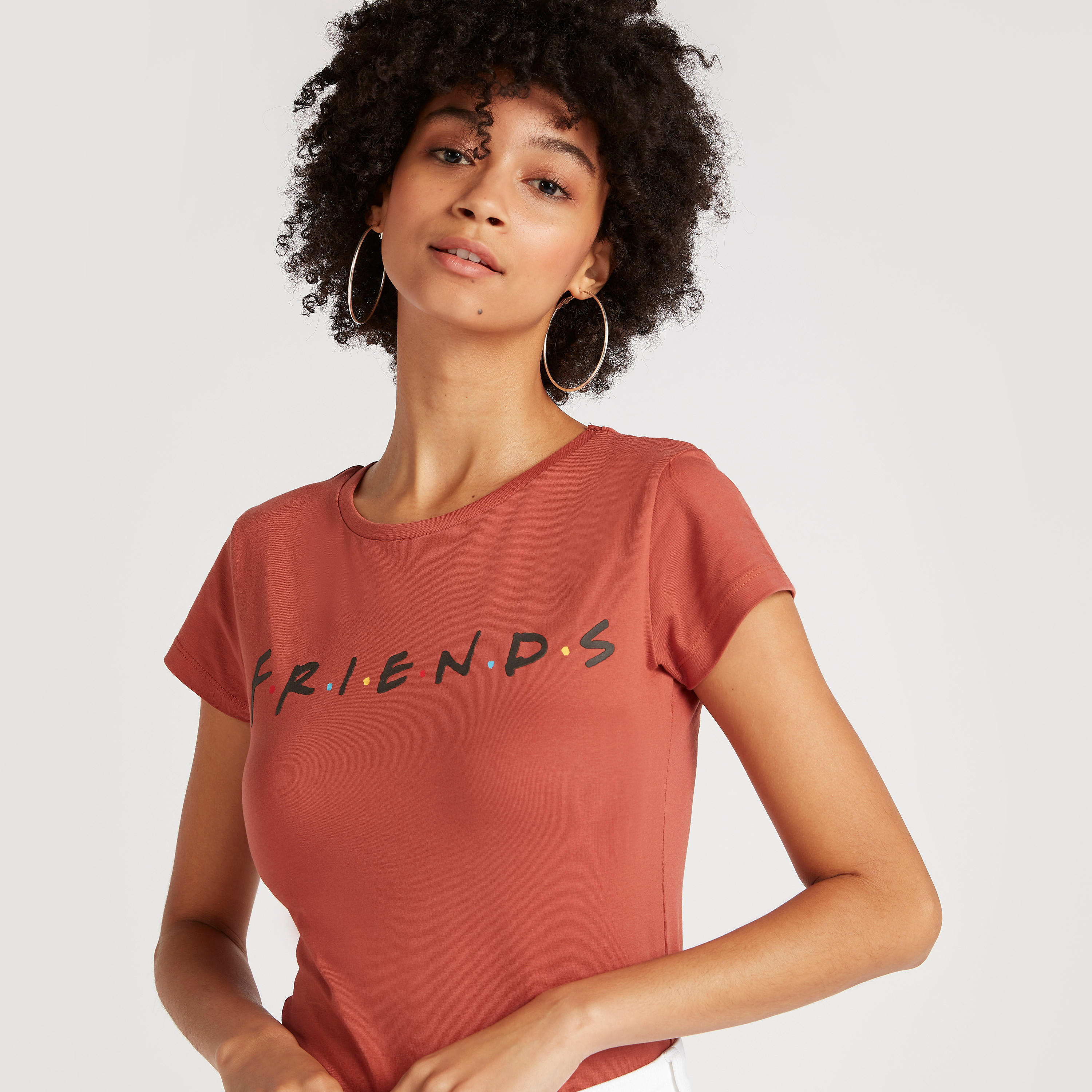 تيشيرت بياقة مستديرة وأكمام كاب وطبعات فريندز-women-clothing-tshirts-image-1