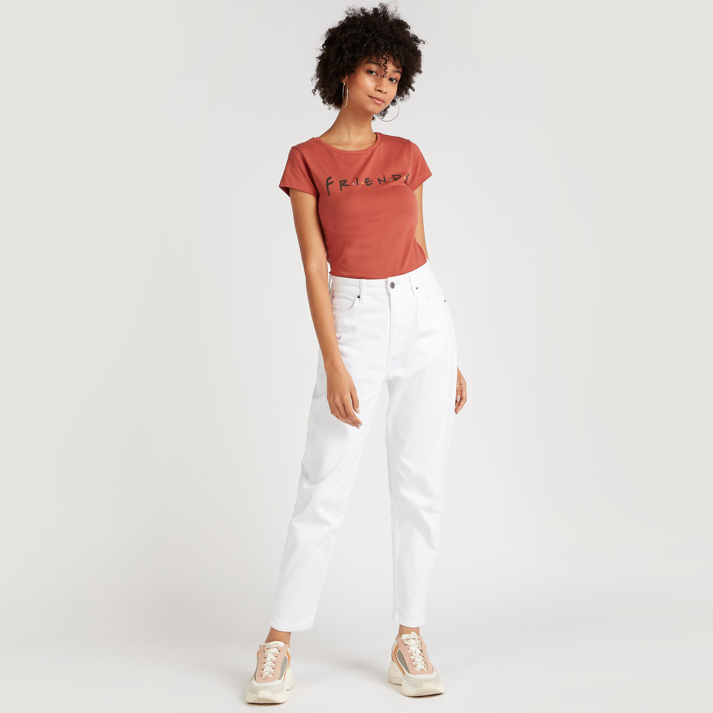 تيشيرت بياقة مستديرة وأكمام كاب وطبعات فريندز-women-clothing-tshirts-image-2