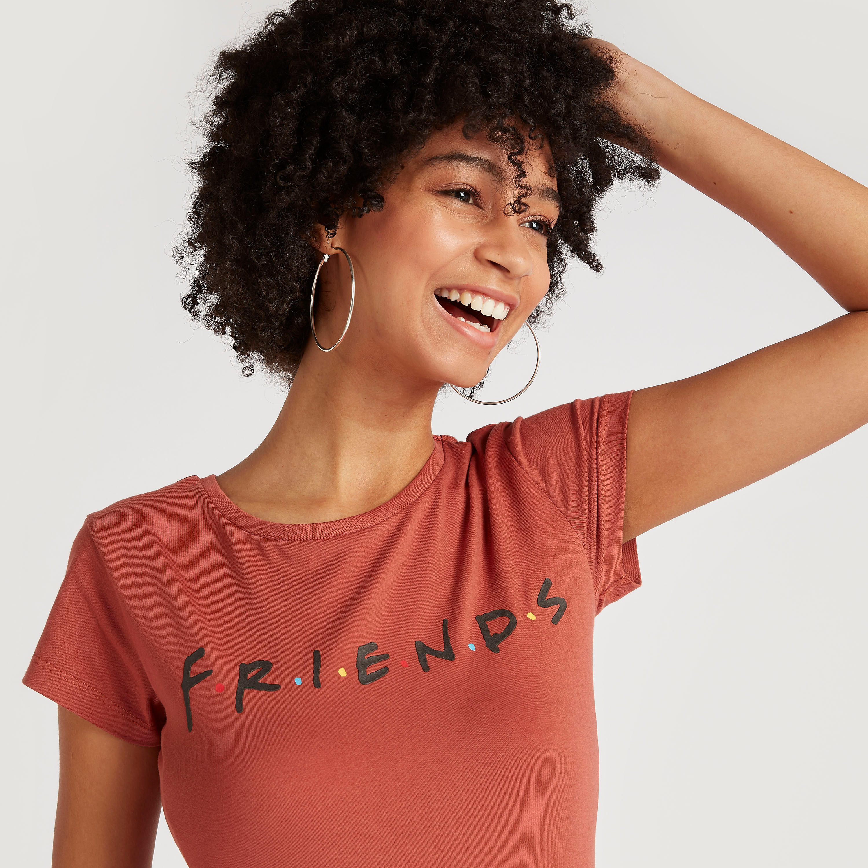 تيشيرت بياقة مستديرة وأكمام كاب وطبعات فريندز-women-clothing-tshirts-image-3