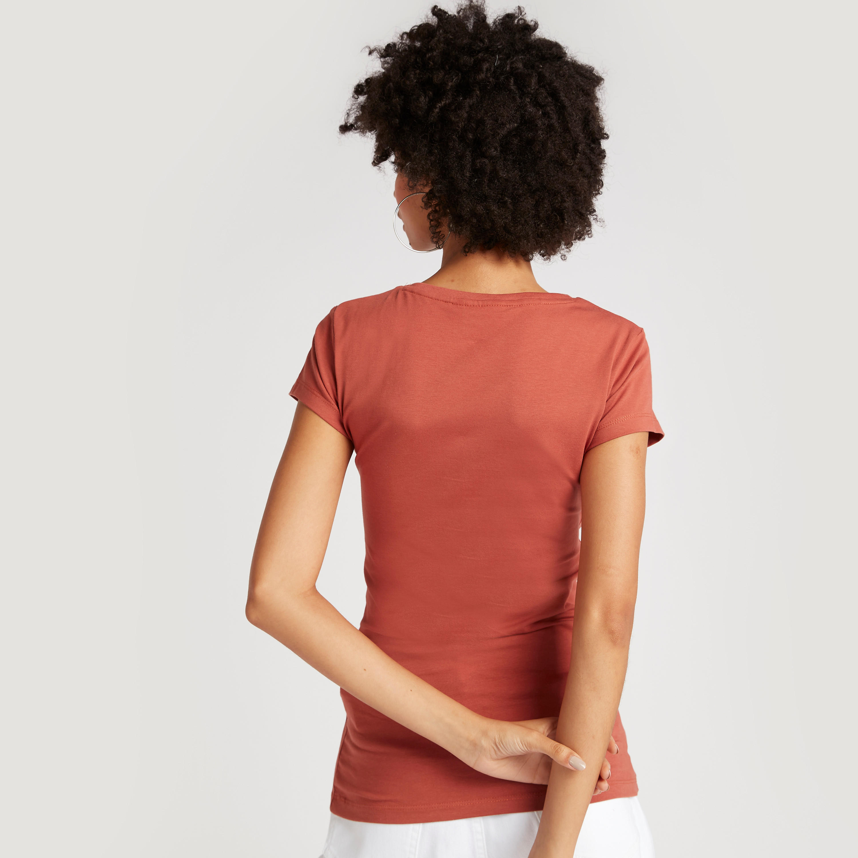 تيشيرت بياقة مستديرة وأكمام كاب وطبعات فريندز-women-clothing-tshirts-image-4