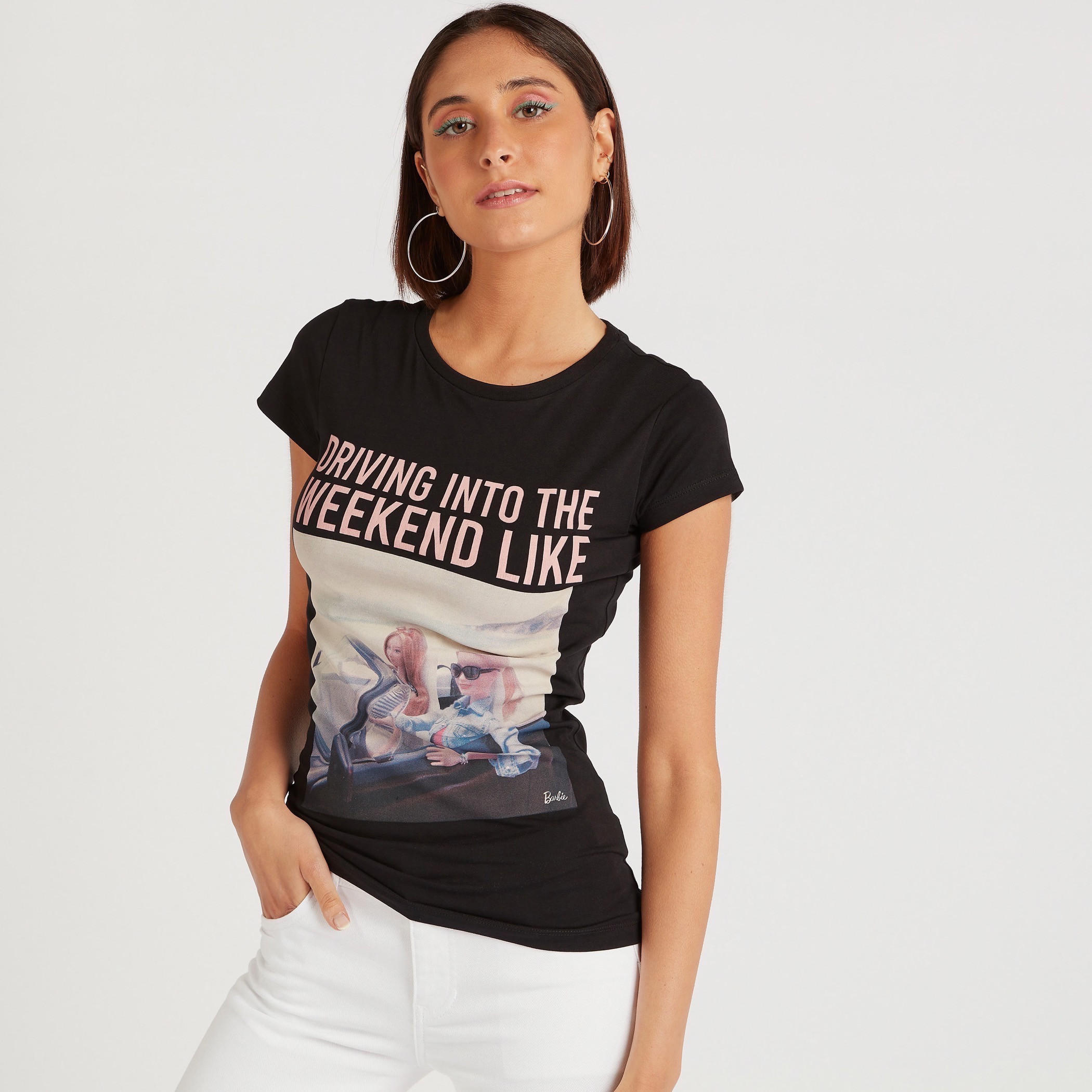 تيشيرت بياقة ضيّقة وأكمام كاب وطبعات باربي-women-clothing-tshirts-image-1