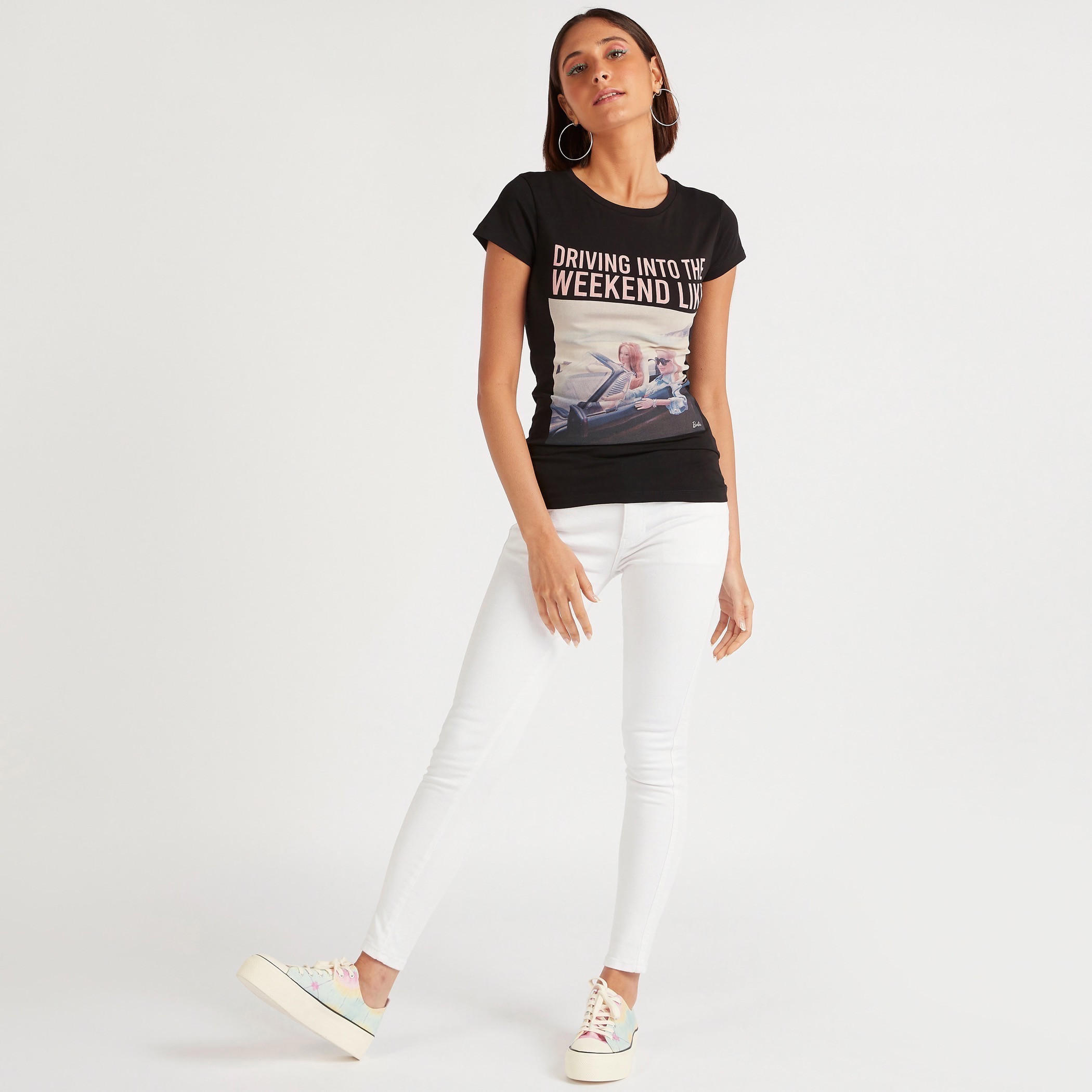 تيشيرت بياقة ضيّقة وأكمام كاب وطبعات باربي-women-clothing-tshirts-image-2