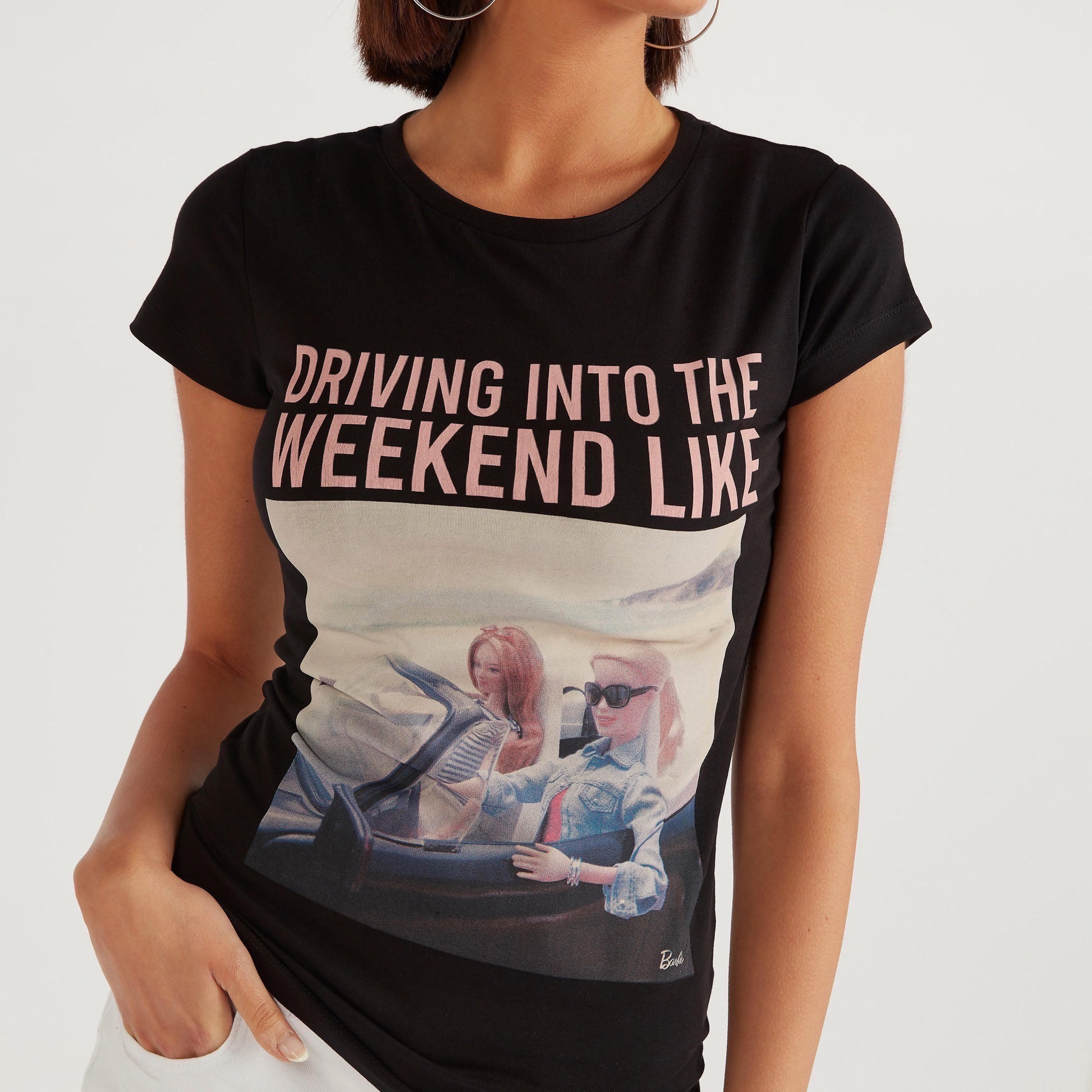 تيشيرت بياقة ضيّقة وأكمام كاب وطبعات باربي-women-clothing-tshirts-image-3