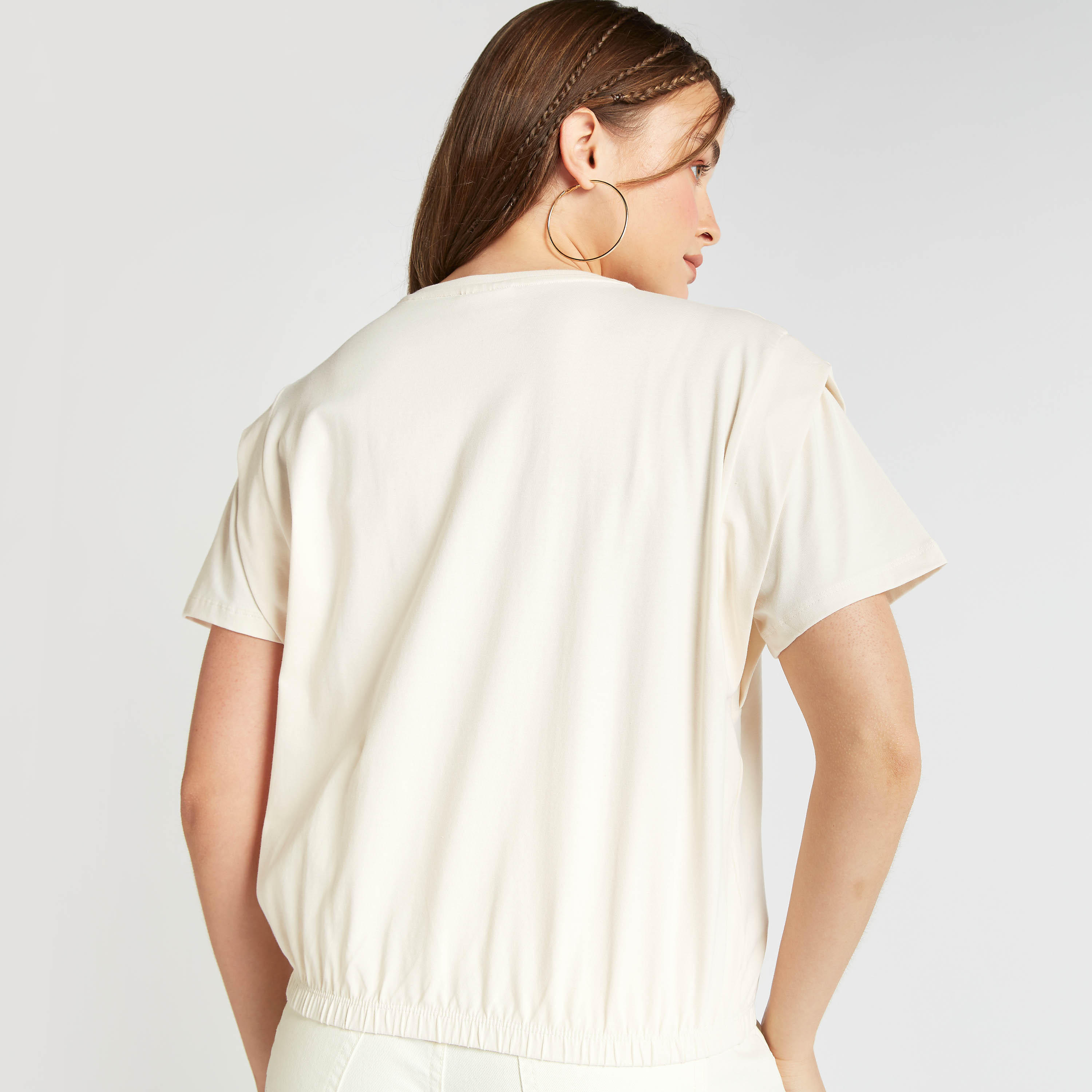 تيشيرت بياقة ضيّقة وأكمام قصيرة وطبعات مغرّزة وليلو-women-clothing-tshirts-image-4